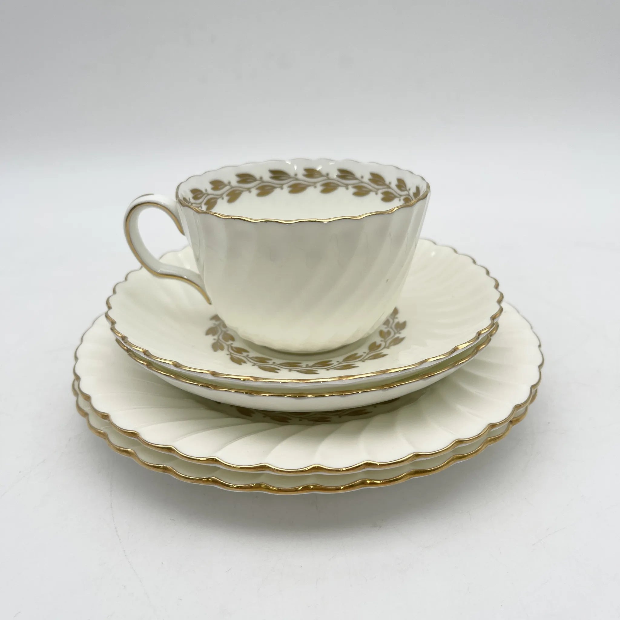 MINTON（ミントン） / トリオ（C&S+デザートプレート）+ソーサー，デザートプレート / 1900s- / 磁器 / イギリス / スワールフルーテッド,金彩月桂樹,ゴールドトリム / [アンティーク]