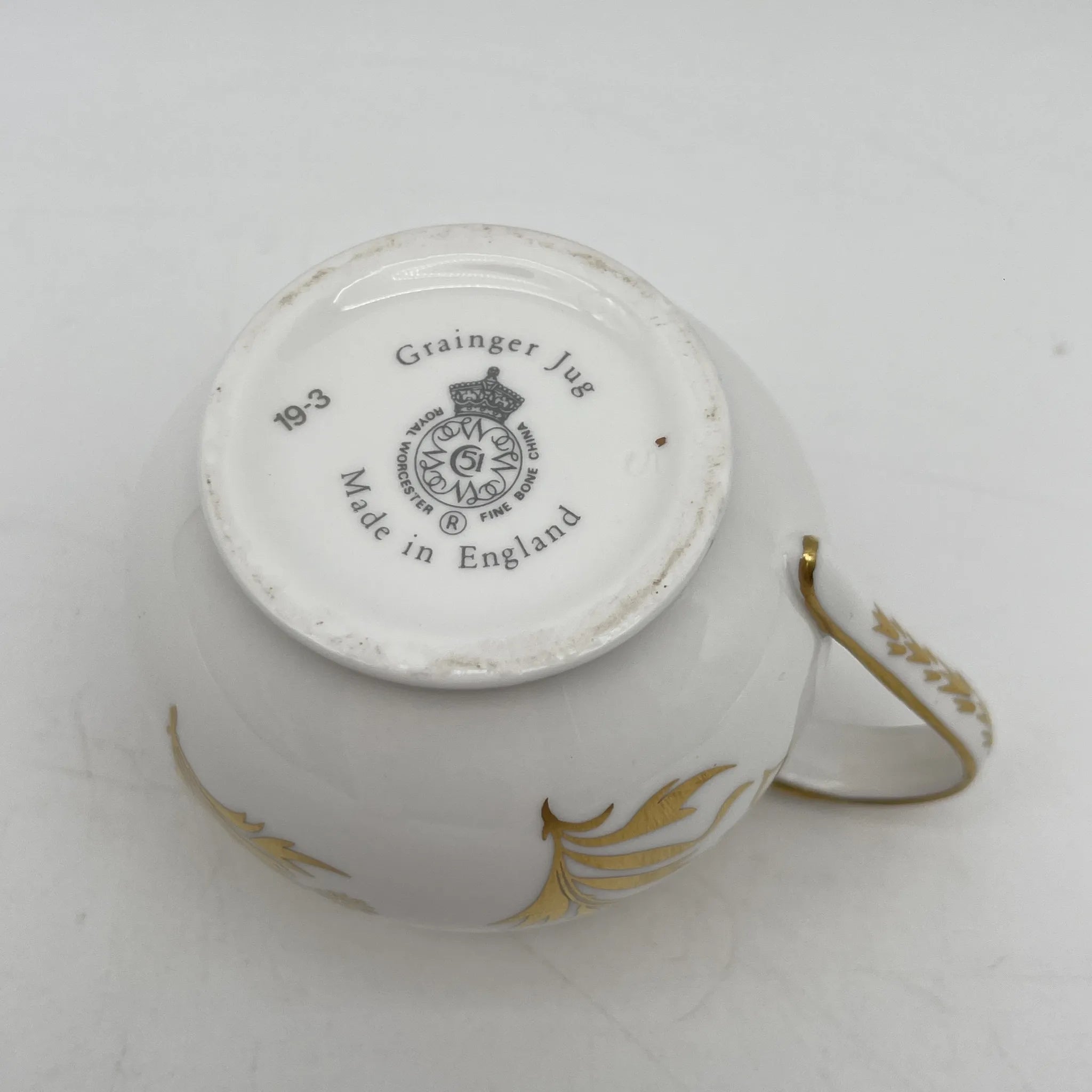 Royal Worcester /牛奶壶/ Historic Jug Collection / Grainger Jug / 1970 - 1980年代左右 / Fine Bone China /英国/奶油，金彩装饰，黄金轮辋，鸟画，水果画，精致中国，收藏品，室内/[复古]