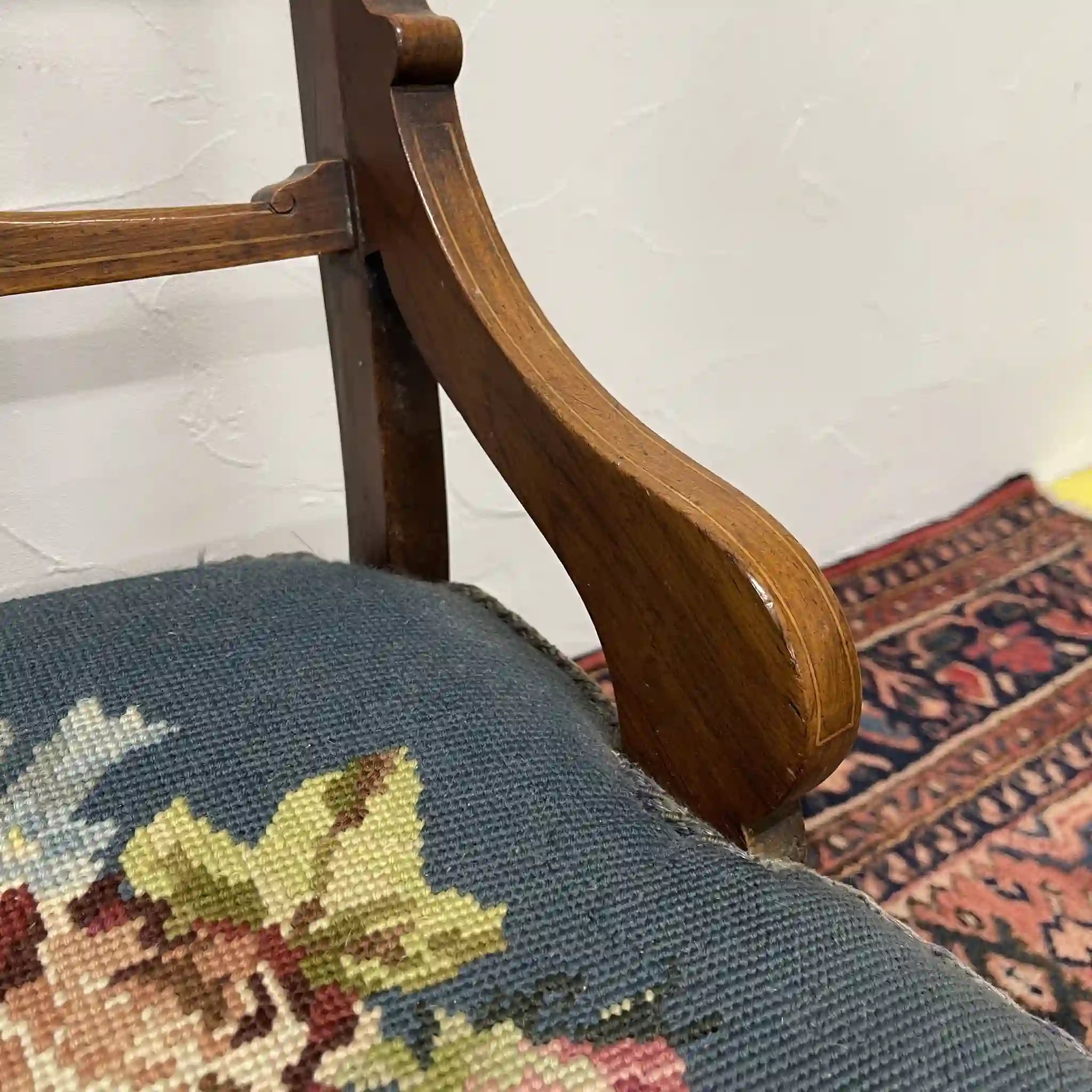 MAPLE & Co. / ナーシングチェア / 19c紀末-20c初頭 / マホガニー材 / イギリス / 象嵌細工,ニードルポイント,プチポワン / [アンティーク]