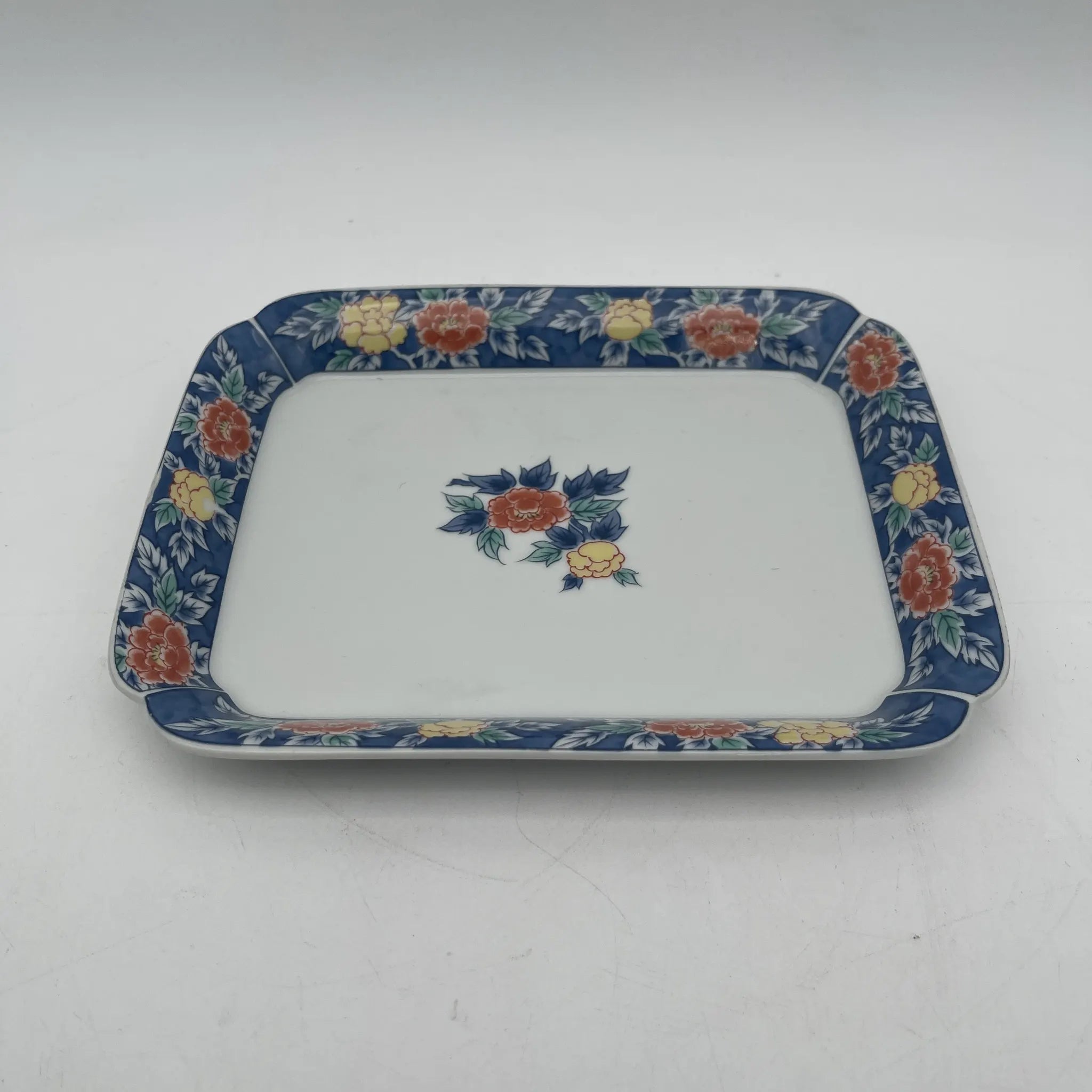 有田焼 / 角皿5P / 泉窯（イズミガマ） / 1980-2000 / 磁器 / 日本 / 染錦,牡丹文,古伊万里様式 / [リユース]