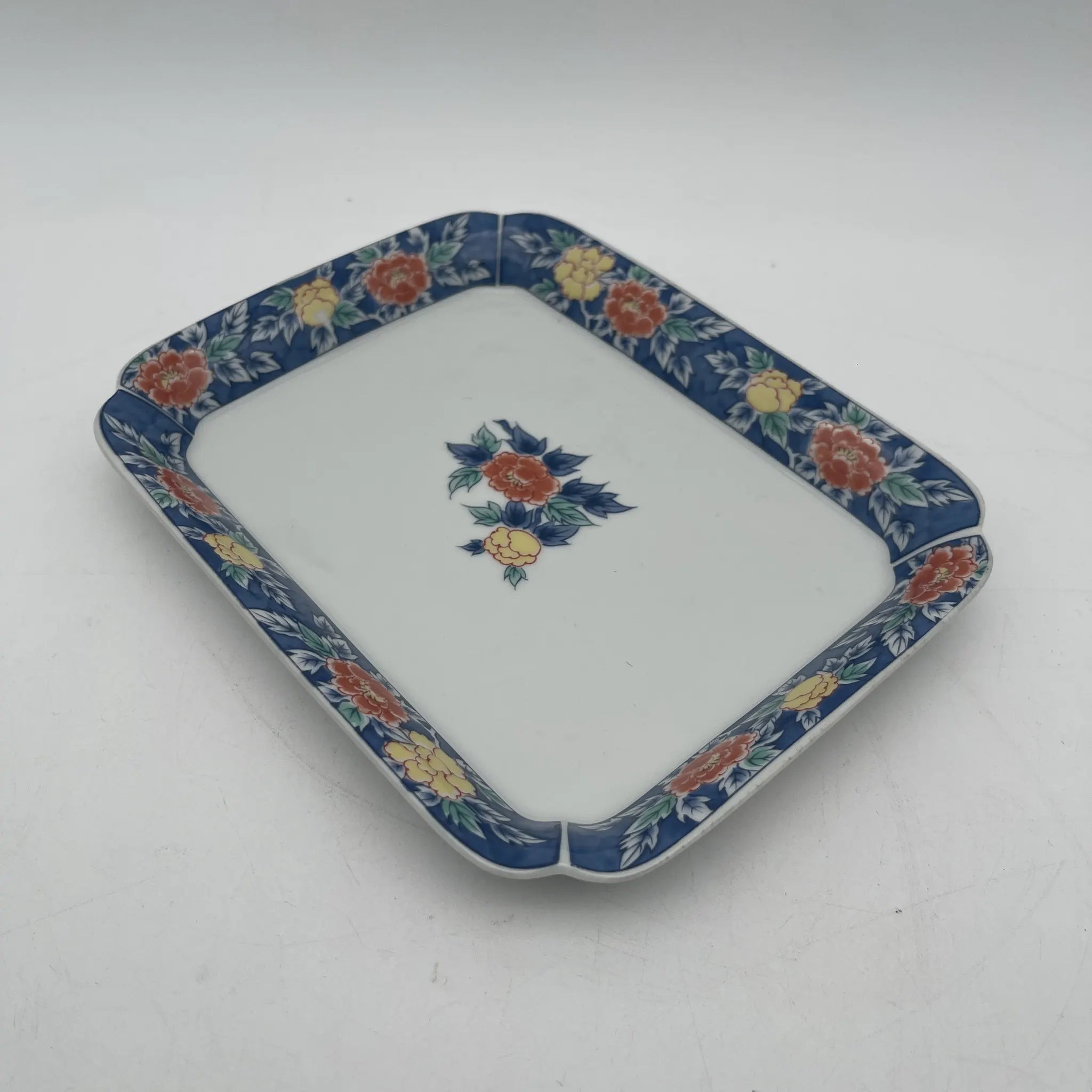 有田焼 / 角皿5P / 泉窯（イズミガマ） / 1980-2000 / 磁器 / 日本 / 染錦,牡丹文,古伊万里様式 / [リユース]