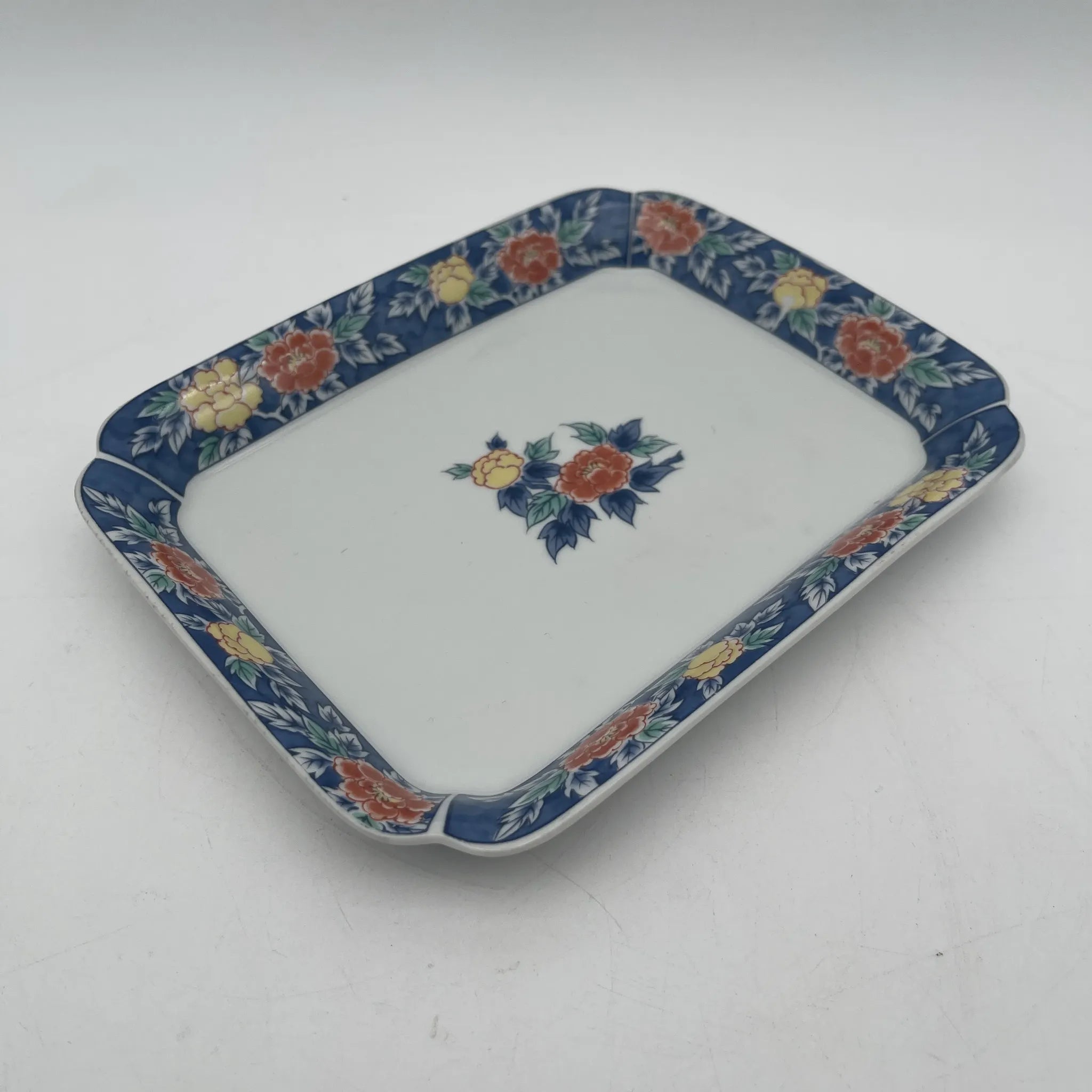 有田焼 / 角皿5P / 泉窯（イズミガマ） / 1980-2000 / 磁器 / 日本 / 染錦,牡丹文,古伊万里様式 / [リユース]