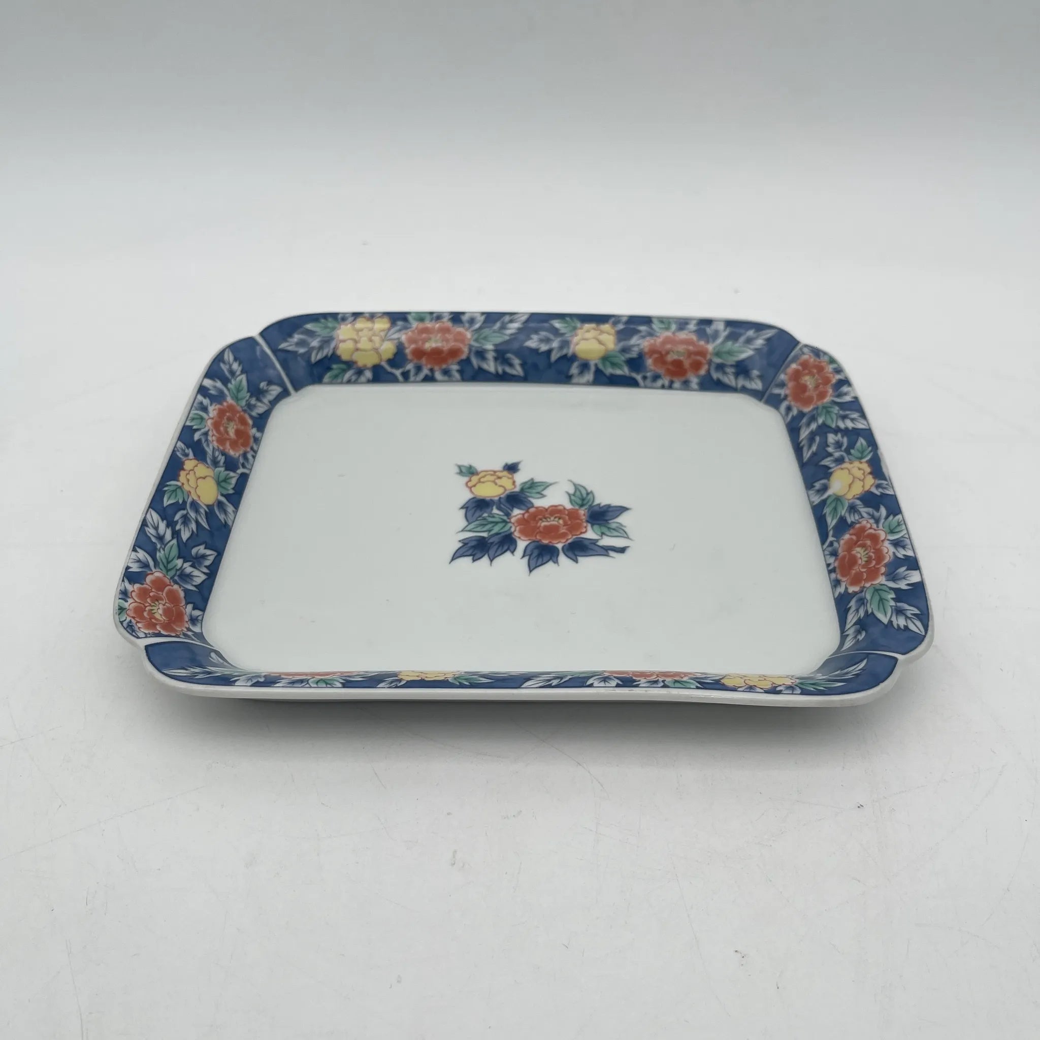 有田焼 / 角皿5P / 泉窯（イズミガマ） / 1980-2000 / 磁器 / 日本 / 染錦,牡丹文,古伊万里様式 / [リユース]