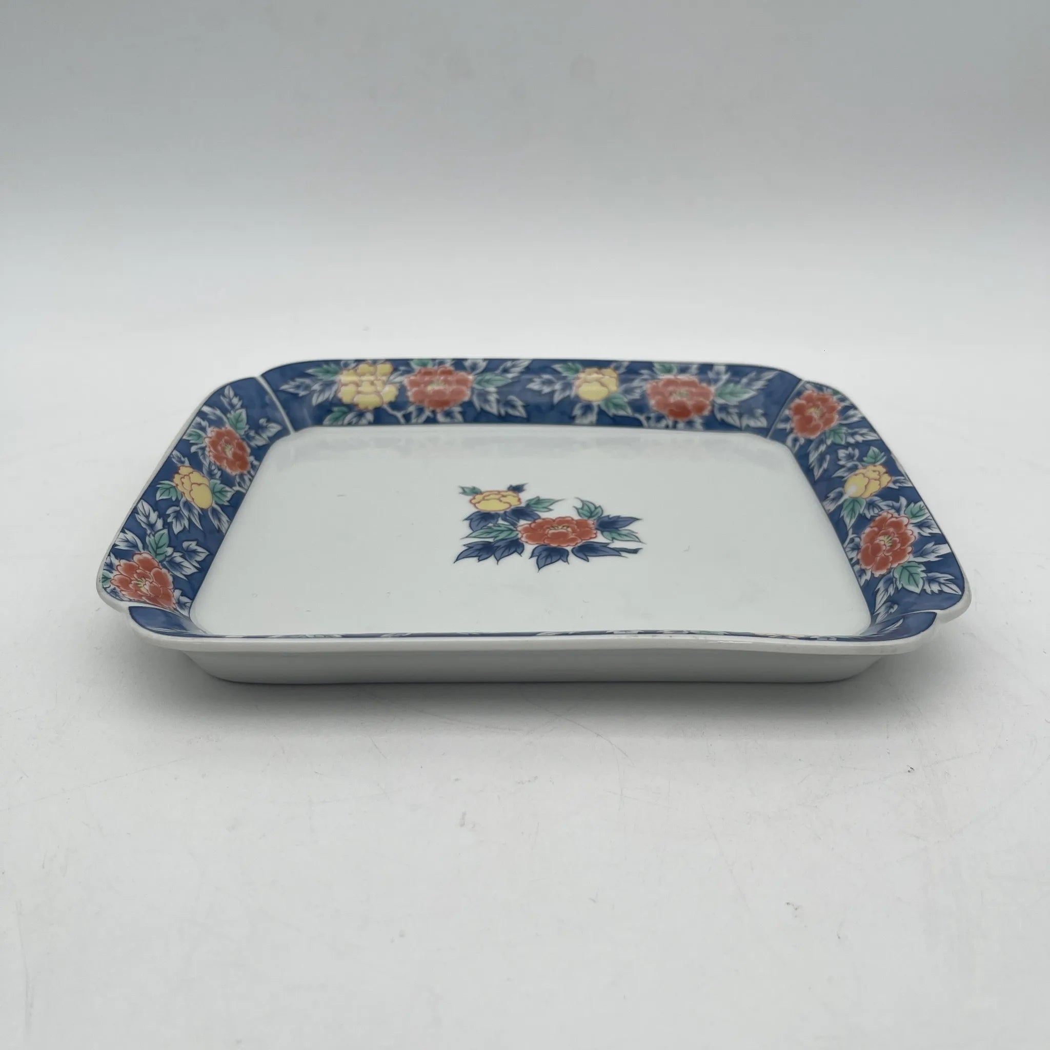 有田焼 / 角皿5P / 泉窯（イズミガマ） / 1980-2000 / 磁器 / 日本 / 染錦,牡丹文,古伊万里様式 / [リユース]