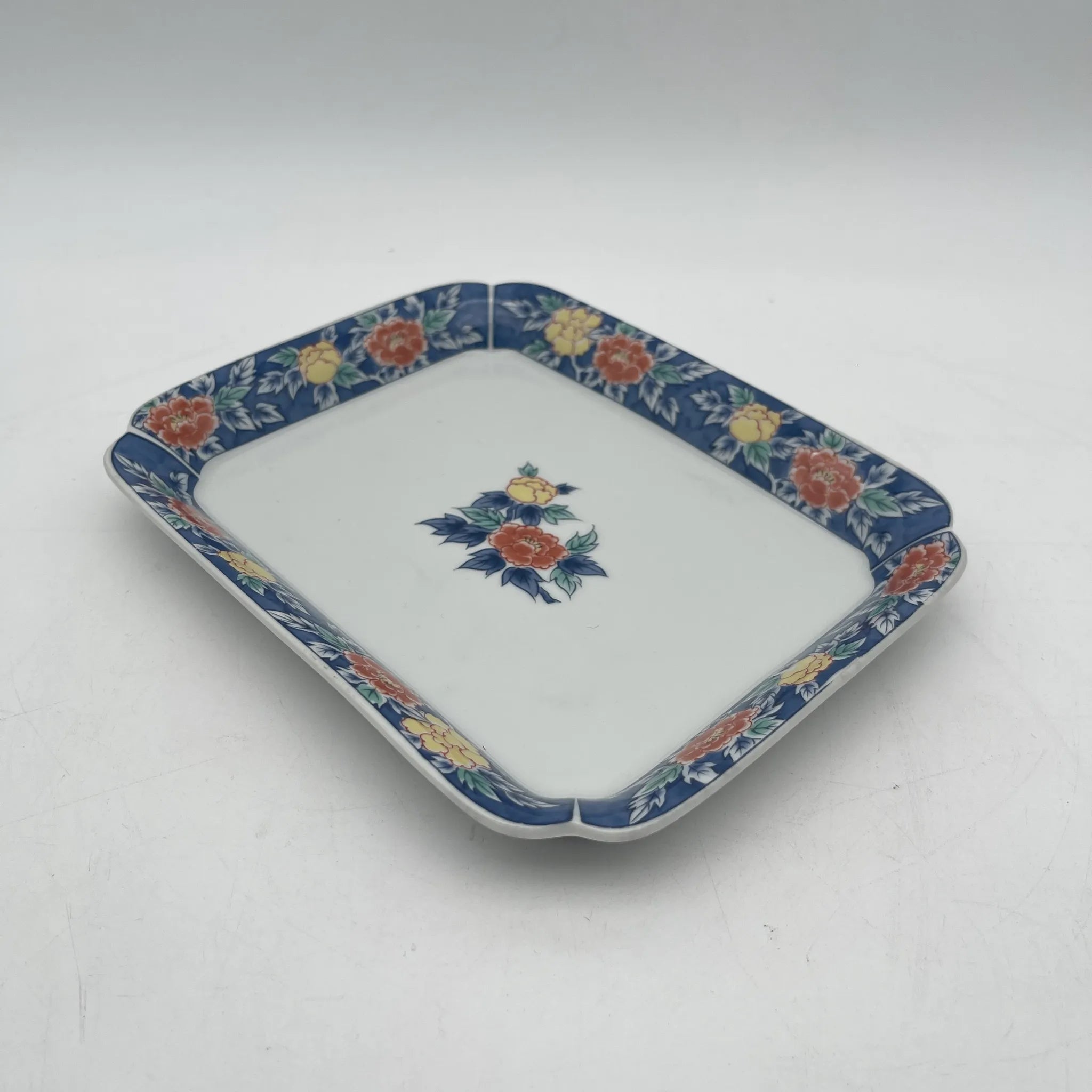 有田焼 / 角皿5P / 泉窯（イズミガマ） / 1980-2000 / 磁器 / 日本 / 染錦,牡丹文,古伊万里様式 / [リユース]
