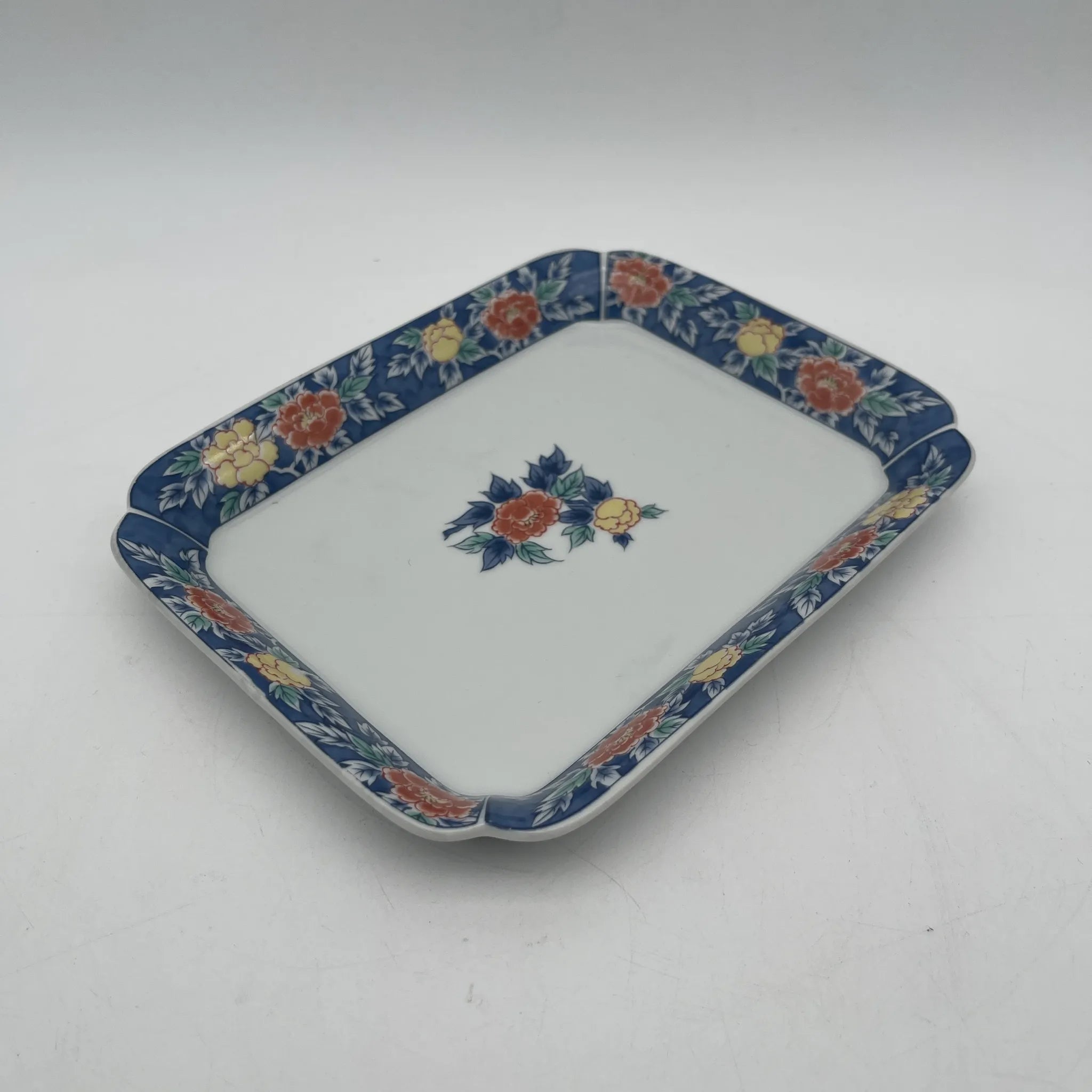 有田焼 / 角皿5P / 泉窯（イズミガマ） / 1980-2000 / 磁器 / 日本 / 染錦,牡丹文,古伊万里様式 / [リユース]