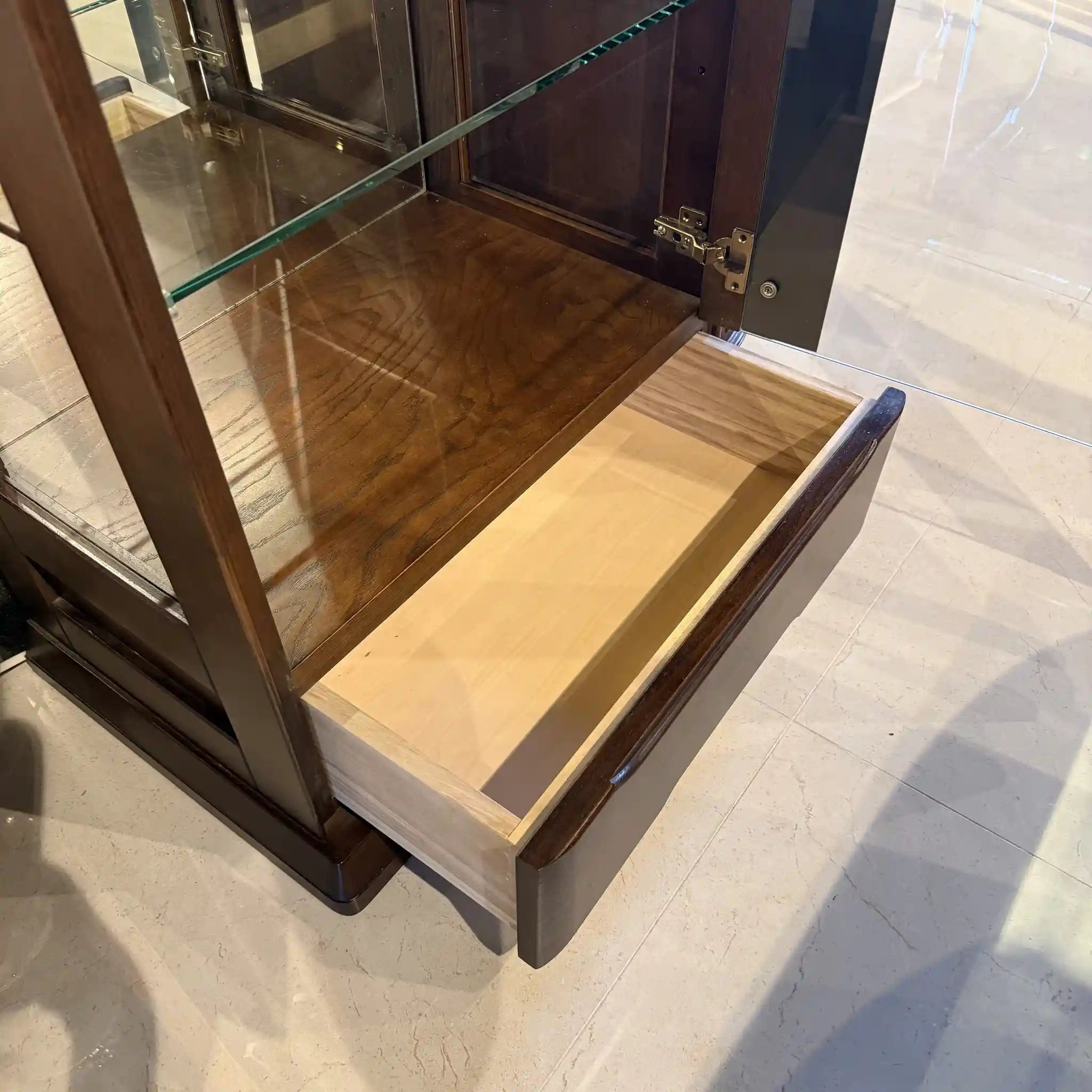 ビンテージ 昭和レトロ 木製三扉キャビネット ガラストップ付き