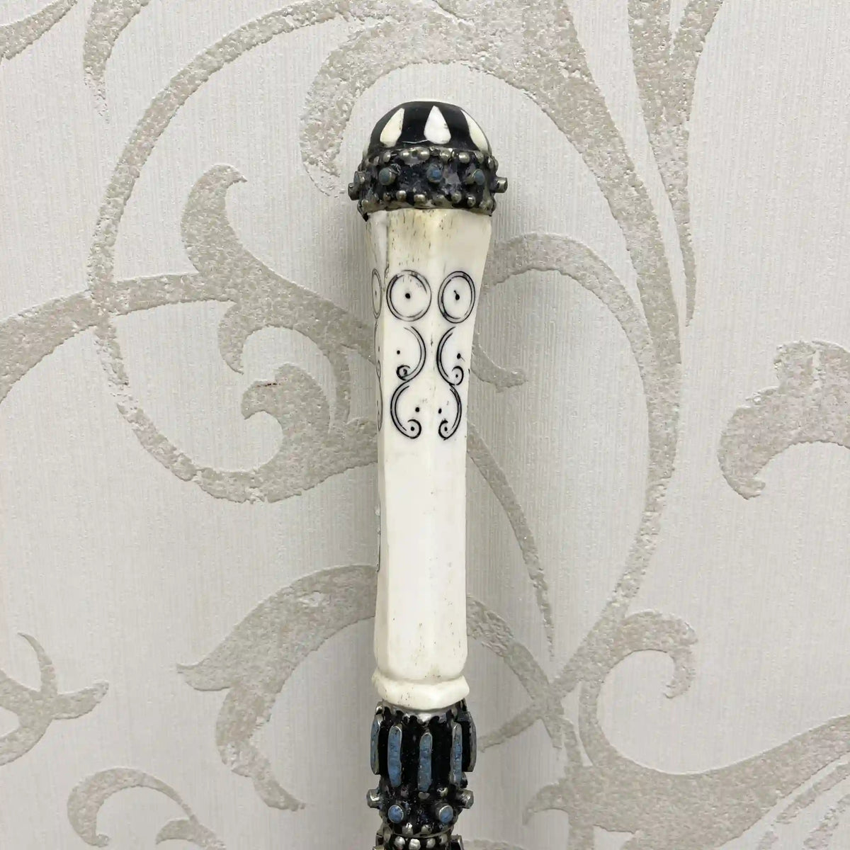 Cane / Victorian style hand-carved scroll and twisted decoration white walking cane / late 19th century to mid-20th century / natural materials / handcraft, patina, estate piece, arts and crafts / [Antique]