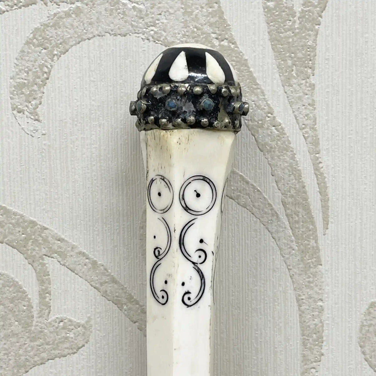 Cane / Victorian style hand-carved scroll and twisted decoration white walking cane / late 19th century to mid-20th century / natural materials / handcraft, patina, estate piece, arts and crafts / [Antique]