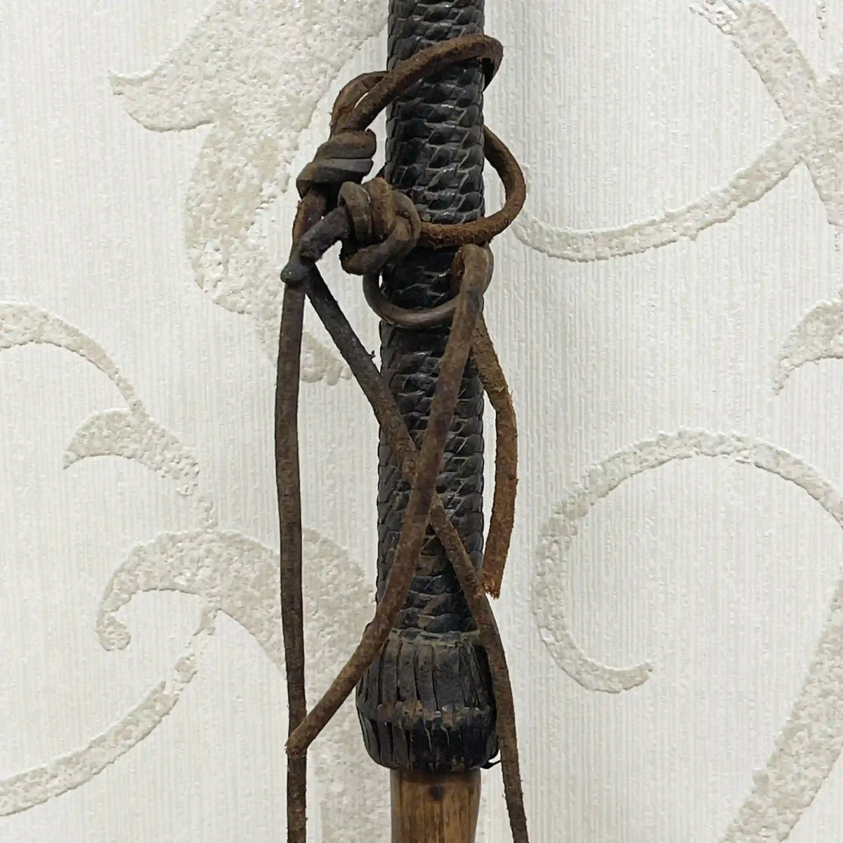 手杖/古董黄铜旋转旋钮和编织皮革握把手杖/ 1950 - 1970年代/天然木材/ 黄铜编织，编织皮革把手，天然木轴/[复古]