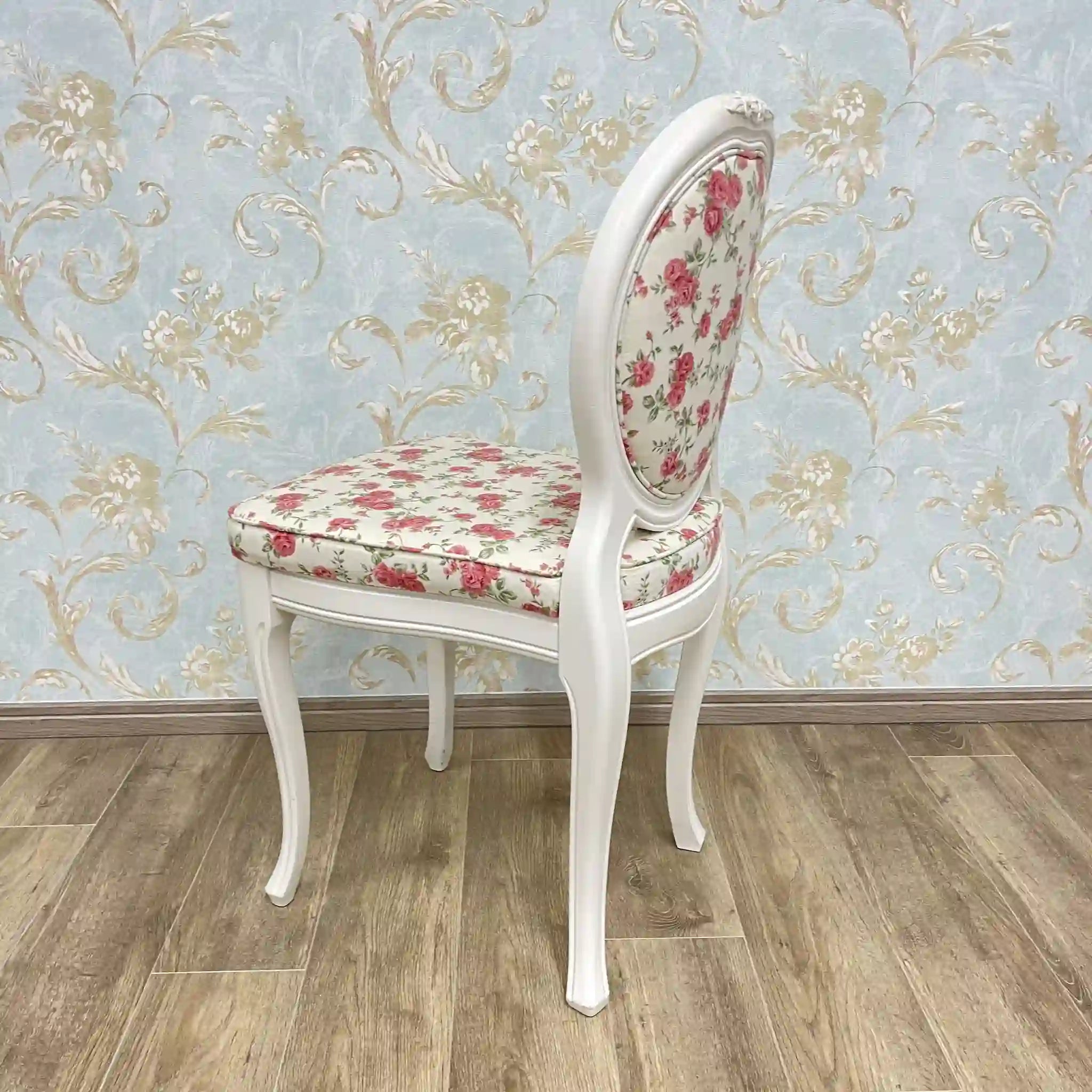 White chair (dining chair) / Recent years / Natural wood / Cat legs, oval back, medallion, cabriole legs, floral pattern, princess furniture, dresser chair / [Vintage]