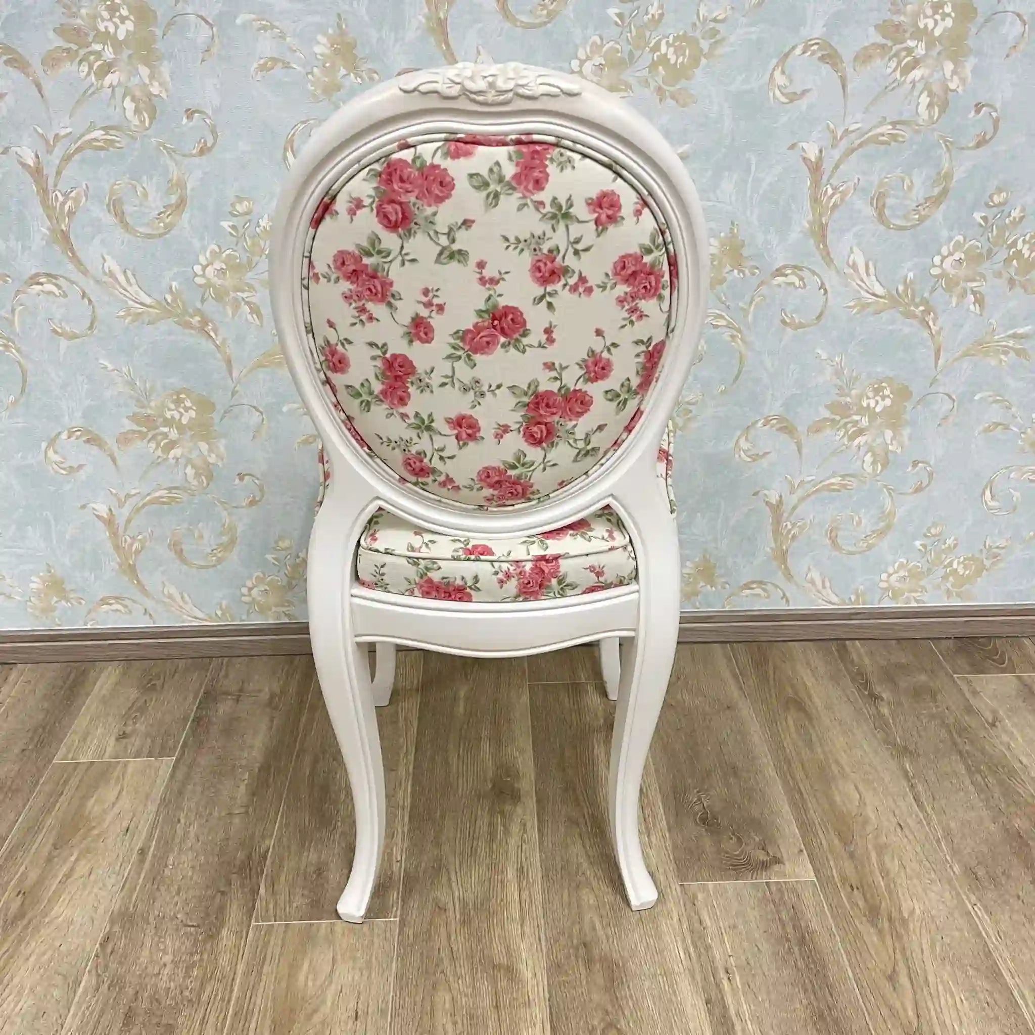 White chair (dining chair) / Recent years / Natural wood / Cat legs, oval back, medallion, cabriole legs, floral pattern, princess furniture, dresser chair / [Vintage]