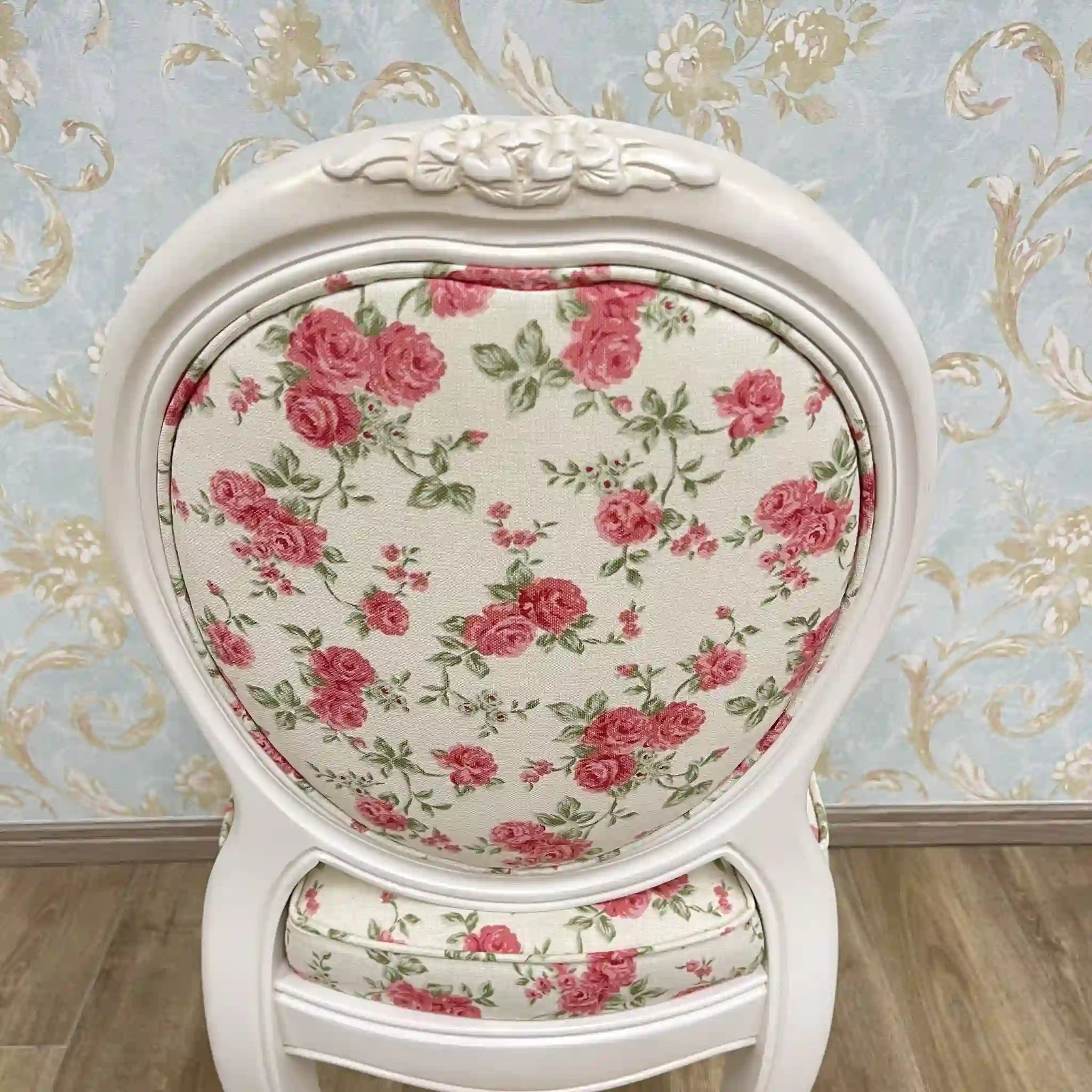 White chair (dining chair) / Recent years / Natural wood / Cat legs, oval back, medallion, cabriole legs, floral pattern, princess furniture, dresser chair / [Vintage]