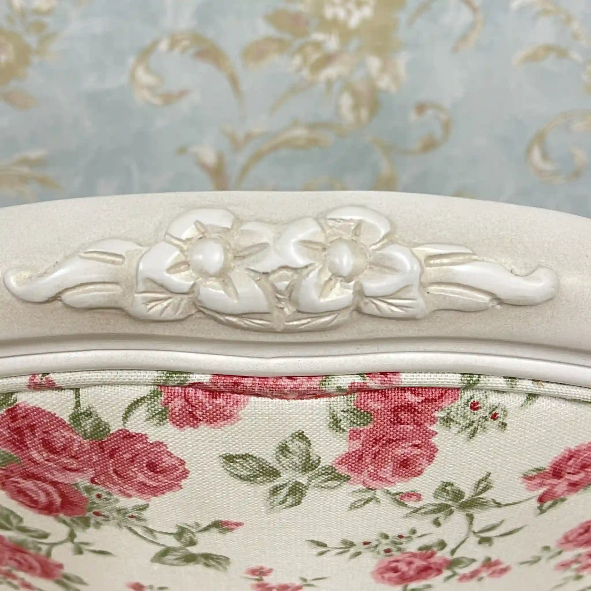 White chair (dining chair) / Recent years / Natural wood / Cat legs, oval back, medallion, cabriole legs, floral pattern, princess furniture, dresser chair / [Vintage]