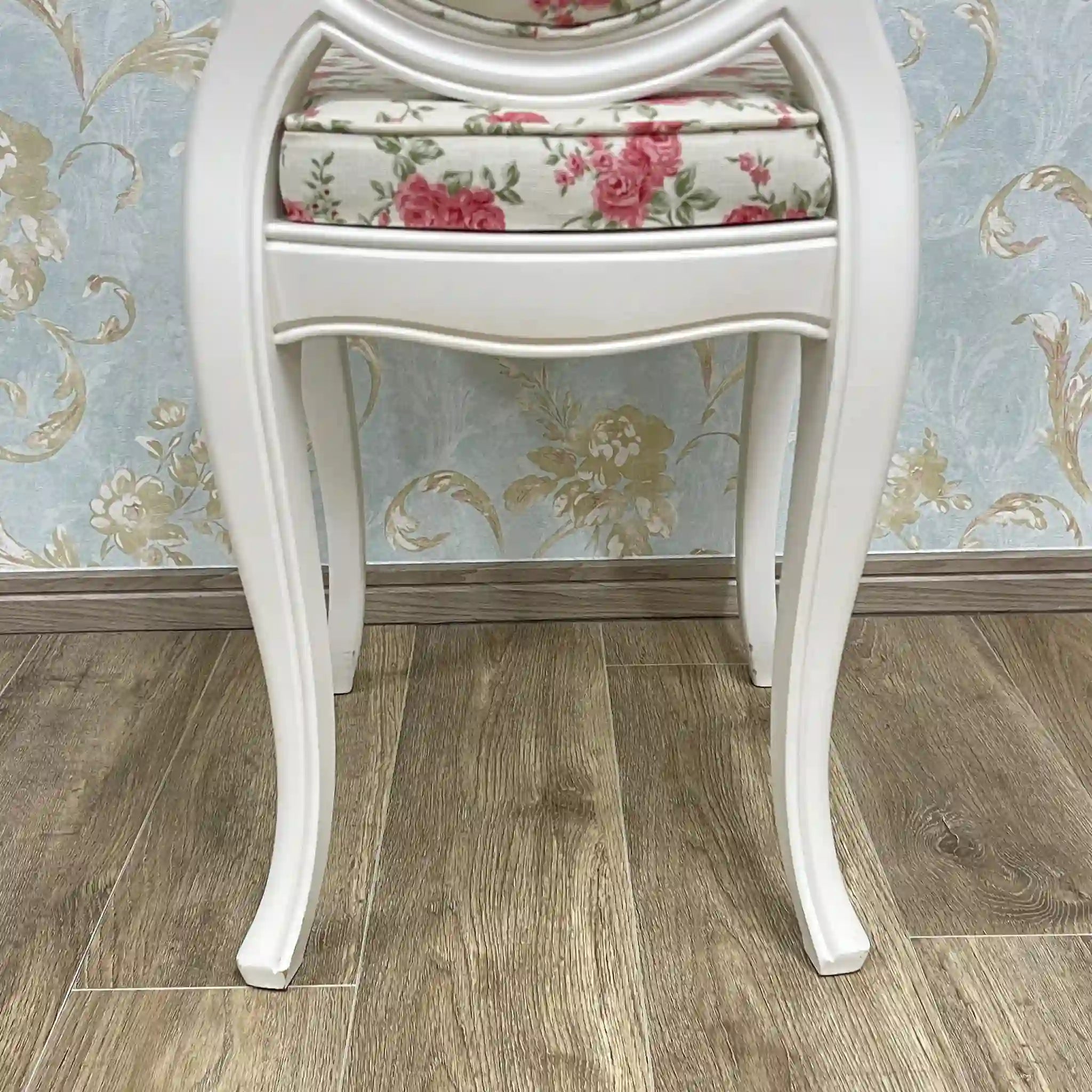 White chair (dining chair) / Recent years / Natural wood / Cat legs, oval back, medallion, cabriole legs, floral pattern, princess furniture, dresser chair / [Vintage]