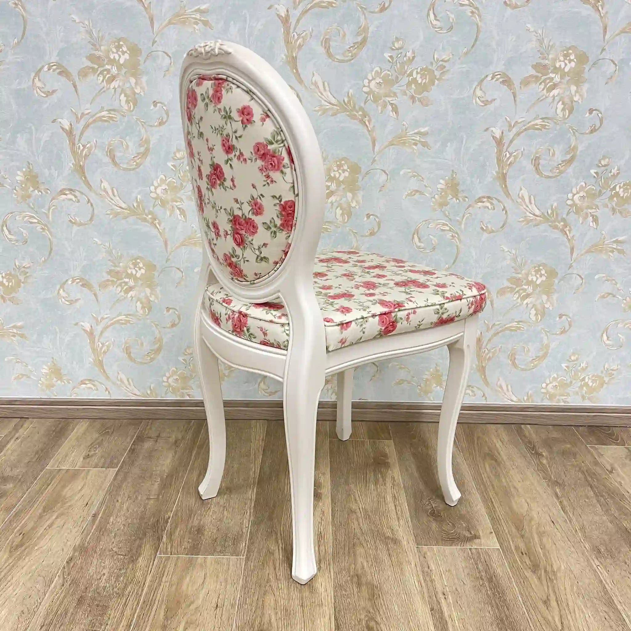 White chair (dining chair) / Recent years / Natural wood / Cat legs, oval back, medallion, cabriole legs, floral pattern, princess furniture, dresser chair / [Vintage]