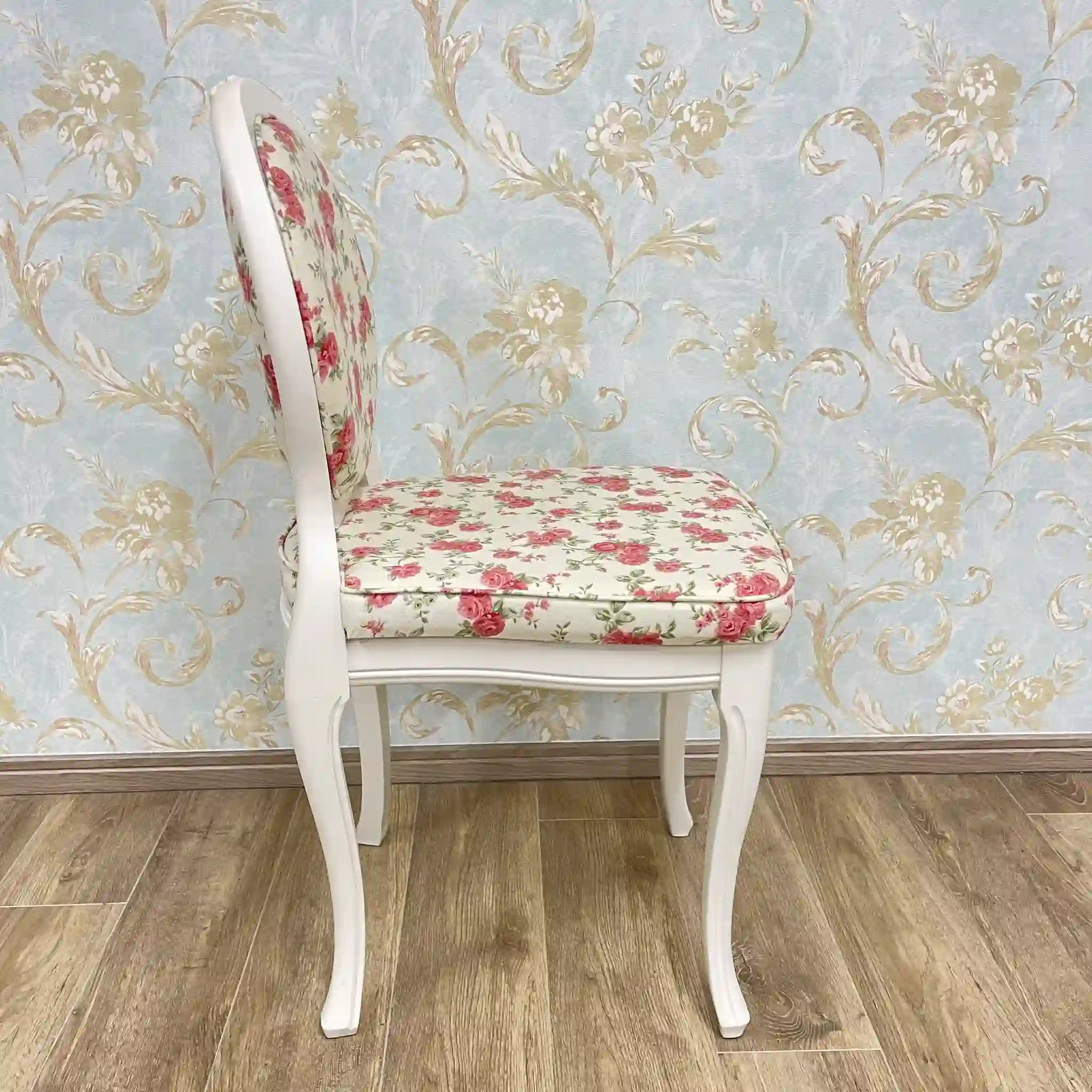 White chair (dining chair) / Recent years / Natural wood / Cat legs, oval back, medallion, cabriole legs, floral pattern, princess furniture, dresser chair / [Vintage]