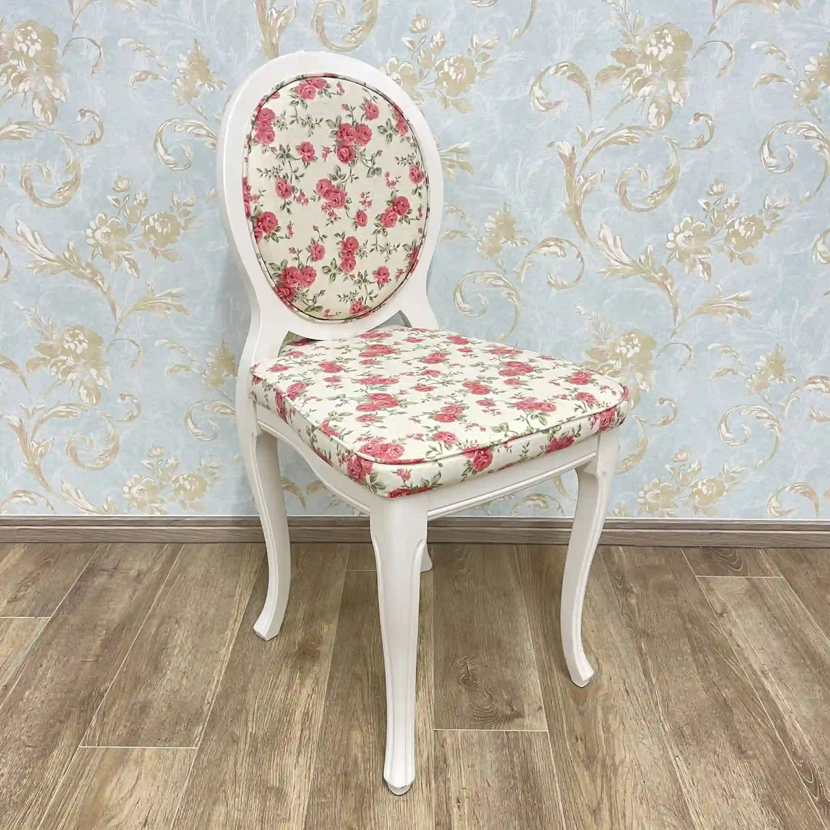 White chair (dining chair) / Recent years / Natural wood / Cat legs, oval back, medallion, cabriole legs, floral pattern, princess furniture, dresser chair / [Vintage]