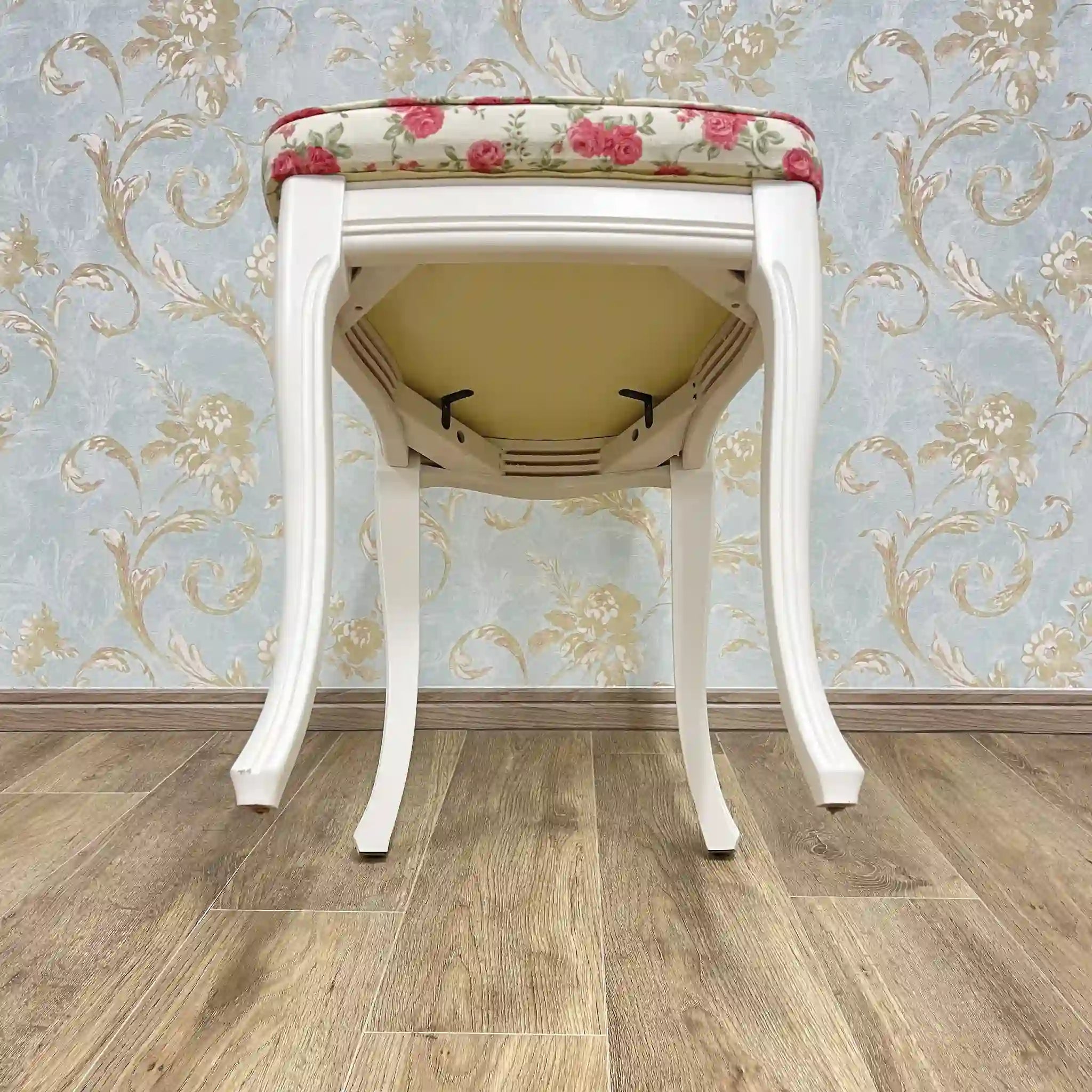 White chair (dining chair) / Recent years / Natural wood / Cat legs, oval back, medallion, cabriole legs, floral pattern, princess furniture, dresser chair / [Vintage]