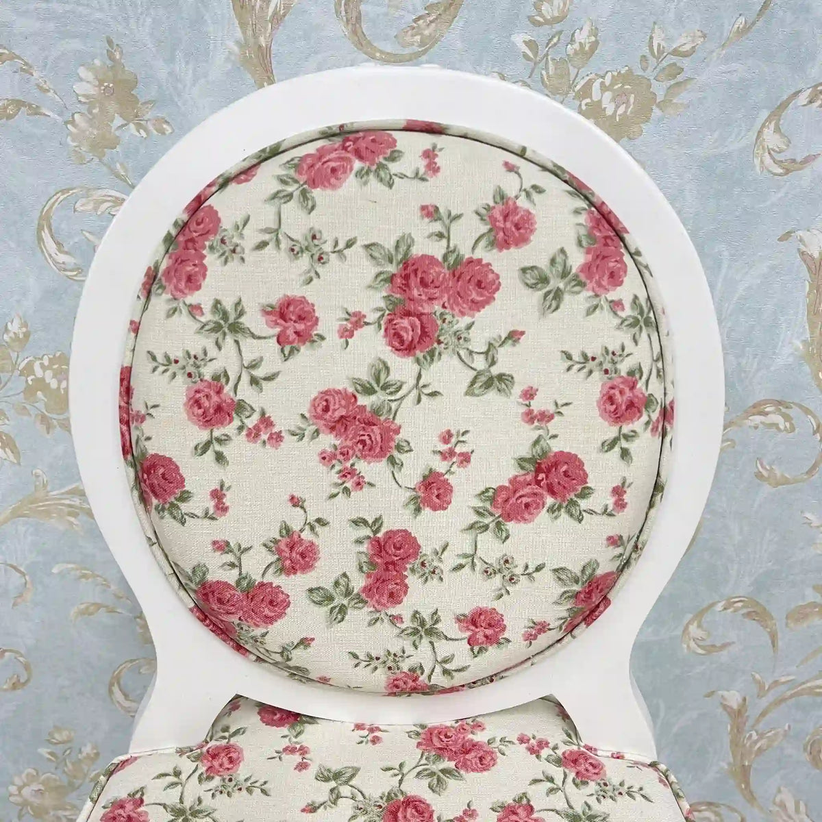 White chair (dining chair) / Recent years / Natural wood / Cat legs, oval back, medallion, cabriole legs, floral pattern, princess furniture, dresser chair / [Vintage]