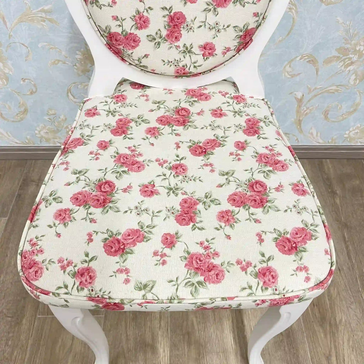 White chair (dining chair) / Recent years / Natural wood / Cat legs, oval back, medallion, cabriole legs, floral pattern, princess furniture, dresser chair / [Vintage]