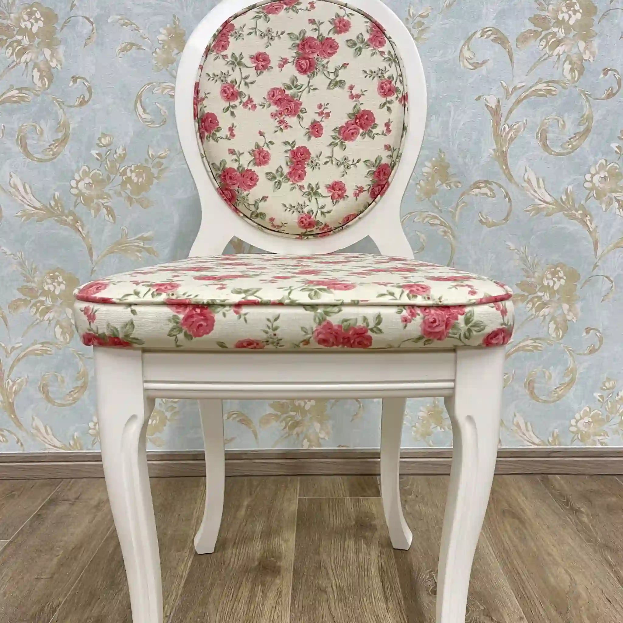 White chair (dining chair) / Recent years / Natural wood / Cat legs, oval back, medallion, cabriole legs, floral pattern, princess furniture, dresser chair / [Vintage]