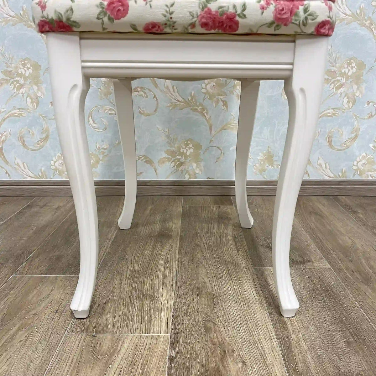 White chair (dining chair) / Recent years / Natural wood / Cat legs, oval back, medallion, cabriole legs, floral pattern, princess furniture, dresser chair / [Vintage]