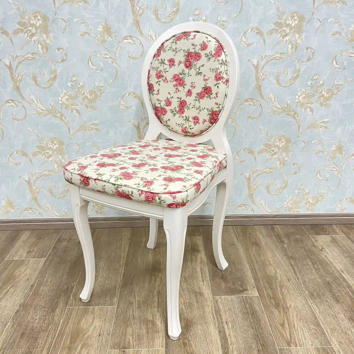 White chair (dining chair) / Recent years / Natural wood / Cat legs, oval back, medallion, cabriole legs, floral pattern, princess furniture, dresser chair / [Vintage]