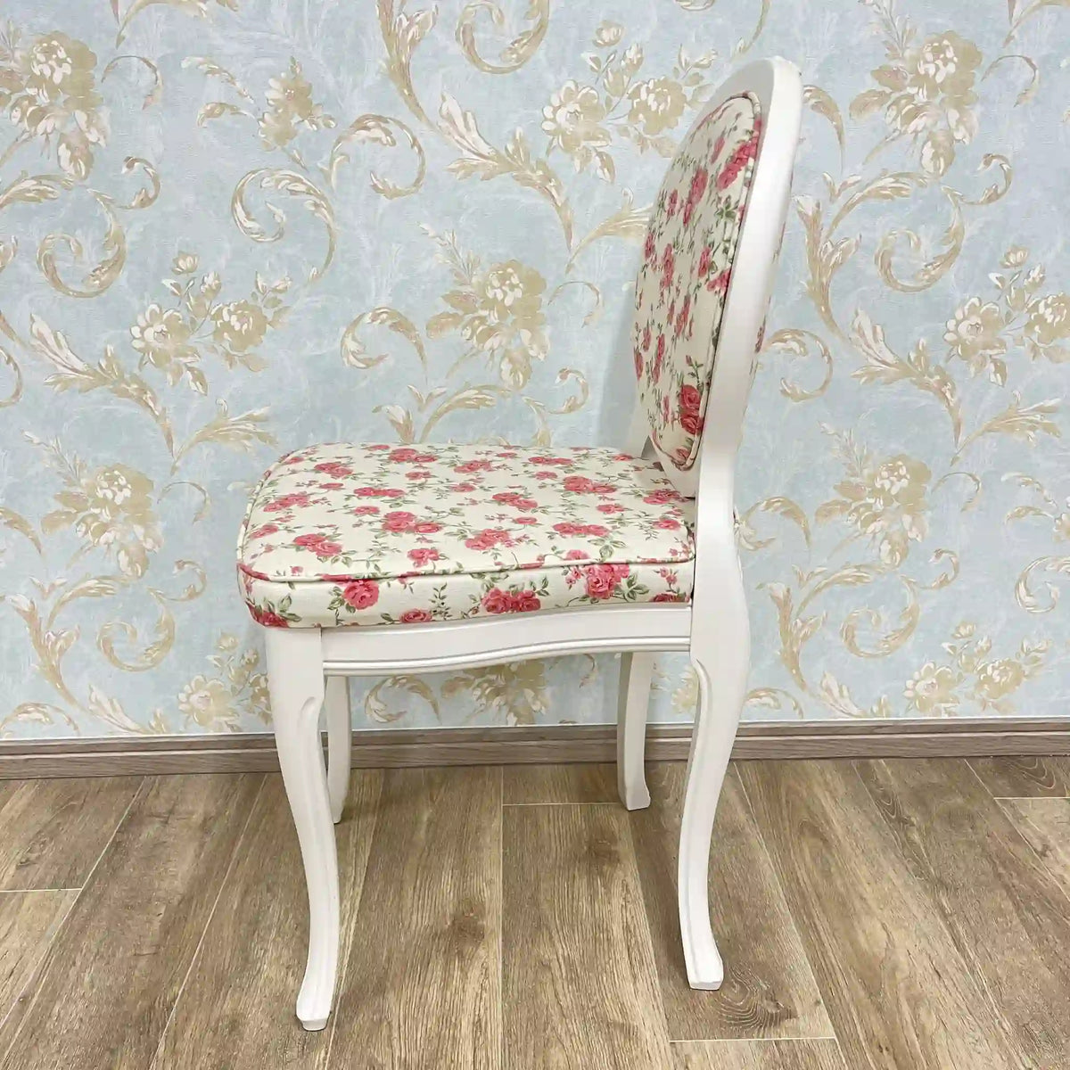 White chair (dining chair) / Recent years / Natural wood / Cat legs, oval back, medallion, cabriole legs, floral pattern, princess furniture, dresser chair / [Vintage]