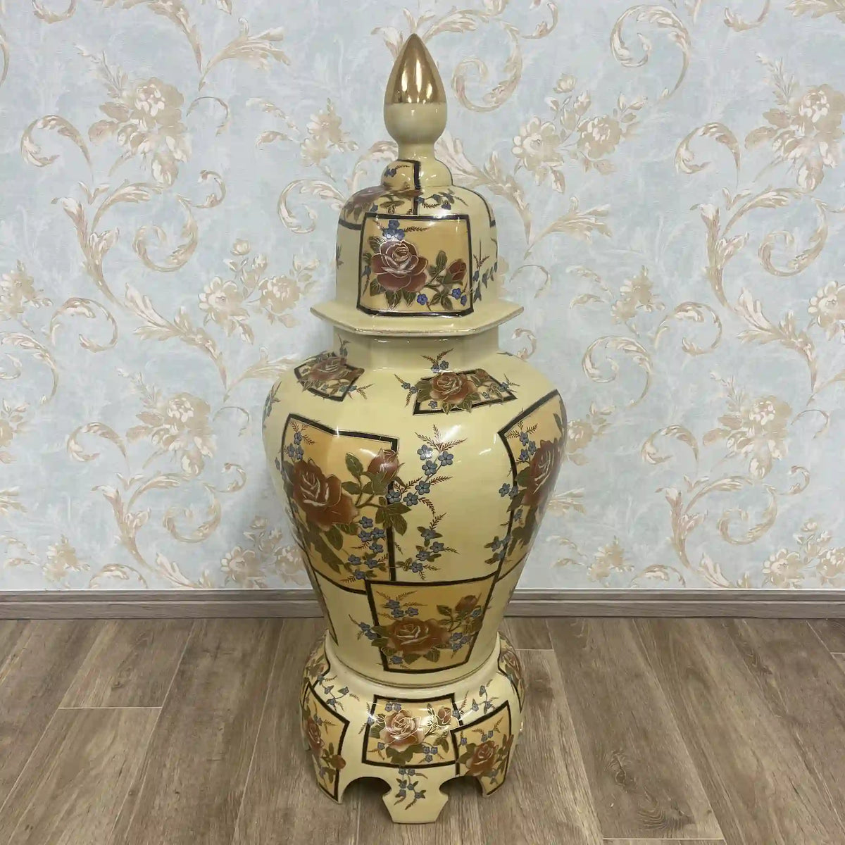 Decorative vase / Brocaded Satsuma style / Mid- to late Showa period / Japan / Satsuma ware, Arita ware, Kutani ware, antiques / [Vintage]