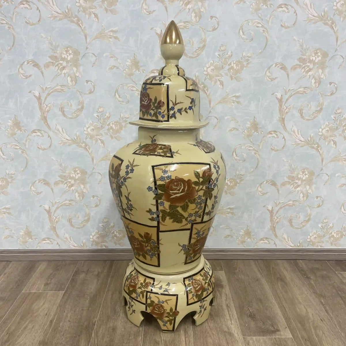 Decorative vase / Brocaded Satsuma style / Mid- to late Showa period / Japan / Satsuma ware, Arita ware, Kutani ware, antiques / [Vintage]