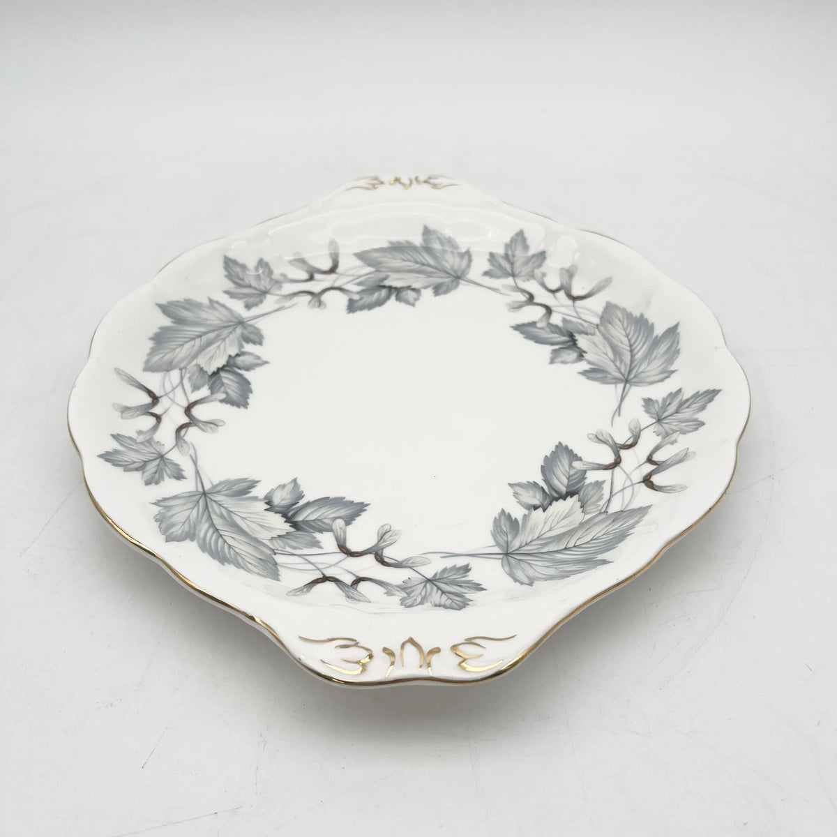 Royal Albert /主餐盘/ Silver Maple / 1950s- / Fine Bone China /英国/ 骨中国，叶柄，植物学，金轮辋，金彩装饰，英国葡萄酒，陶瓷，单色调，经典，西式餐具/[葡萄酒]