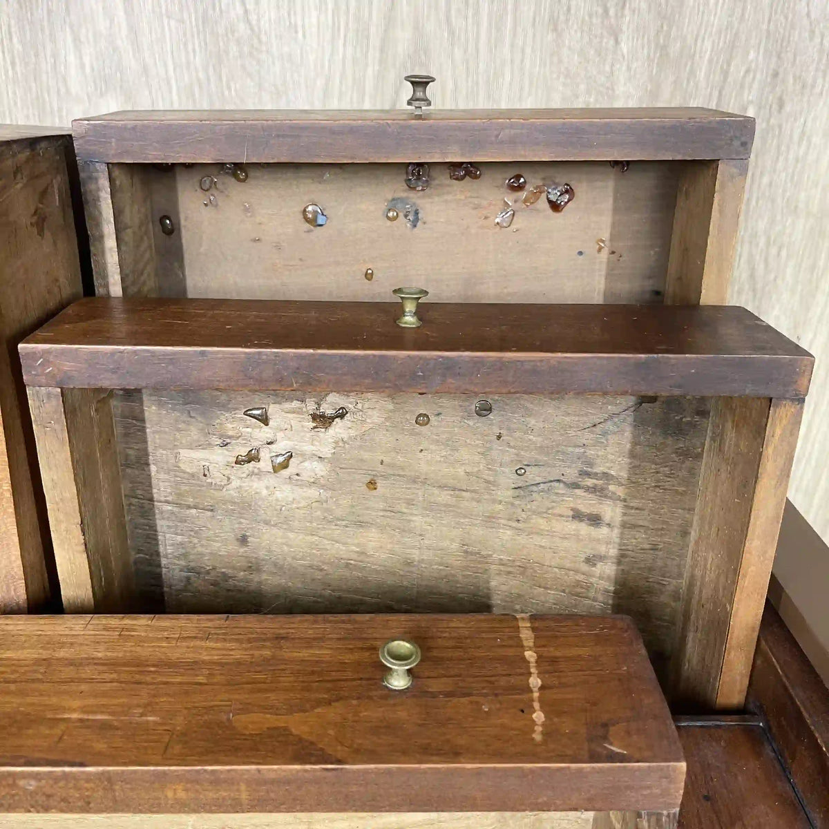 サイドボード(飾り棚) / 1930s / 木材 / 小引き出し,真鍮金具,飾り柱,レリーフ装飾 / [アンティーク]