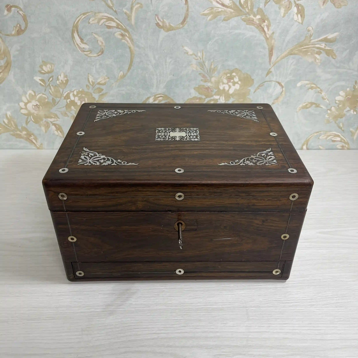 ジュエリーボックス(ドレッシングボックス) / 1880年代 / マホガニー材 / イギリス / 象嵌細工,インレイ,鍵付き,ガラス瓶付属 / [アンティーク]