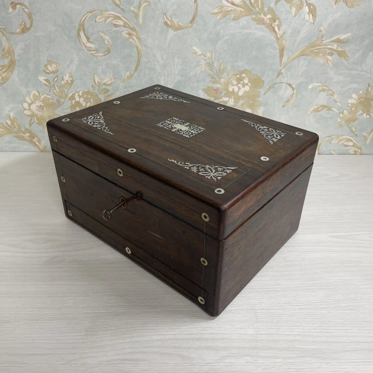 ジュエリーボックス(ドレッシングボックス) / 1880年代 / マホガニー材 / イギリス / 象嵌細工,インレイ,鍵付き,ガラス瓶付属 / [アンティーク]