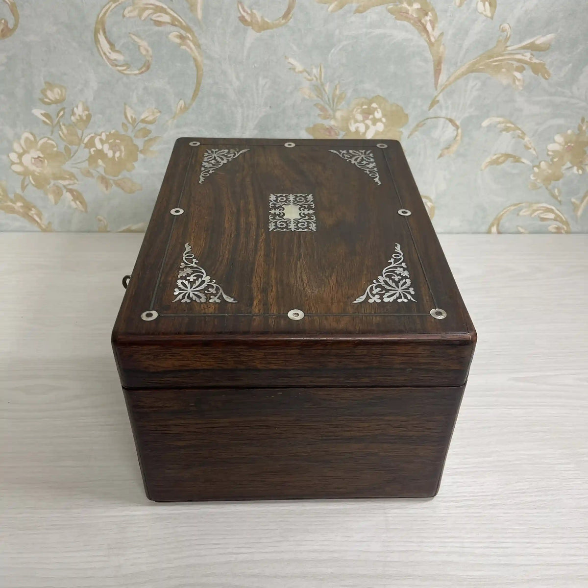 ジュエリーボックス(ドレッシングボックス) / 1880年代 / マホガニー材 / イギリス / 象嵌細工,インレイ,鍵付き,ガラス瓶付属 / [アンティーク]