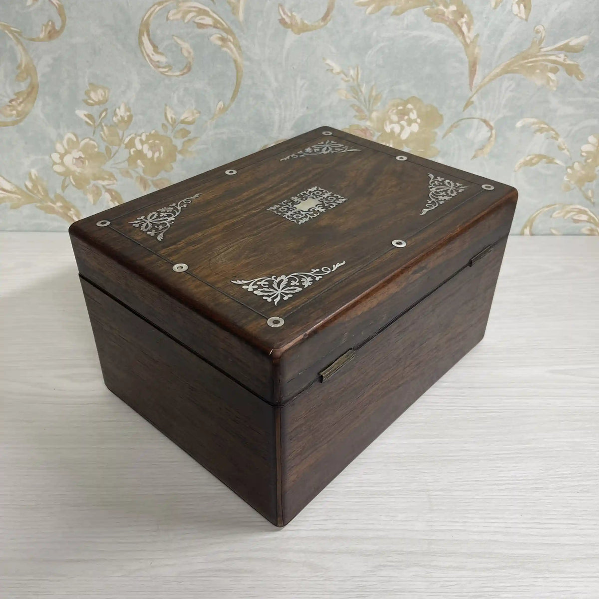 ジュエリーボックス(ドレッシングボックス) / 1880年代 / マホガニー材 / イギリス / 象嵌細工,インレイ,鍵付き,ガラス瓶付属 / [アンティーク]