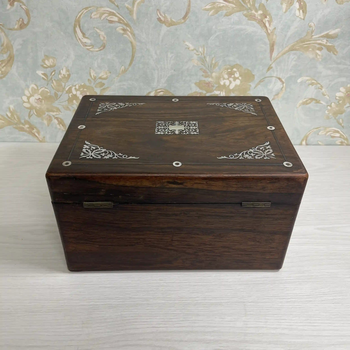 ジュエリーボックス(ドレッシングボックス) / 1880年代 / マホガニー材 / イギリス / 象嵌細工,インレイ,鍵付き,ガラス瓶付属 / [アンティーク]