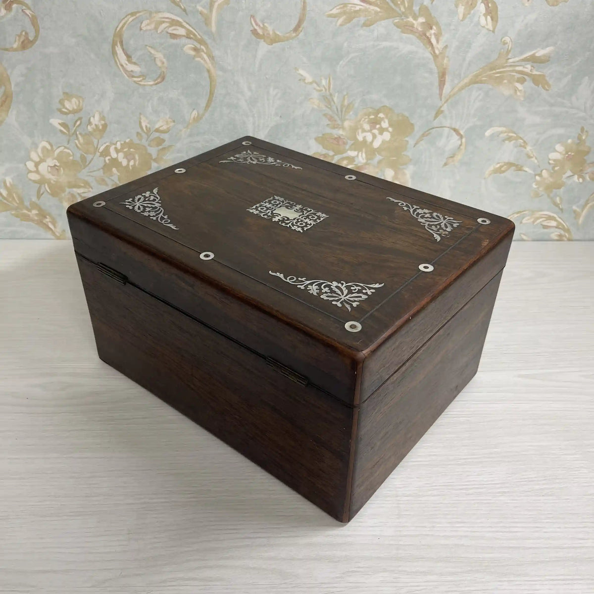 ジュエリーボックス(ドレッシングボックス) / 1880年代 / マホガニー材 / イギリス / 象嵌細工,インレイ,鍵付き,ガラス瓶付属 / [アンティーク]