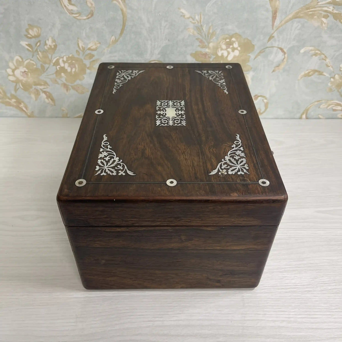 ジュエリーボックス(ドレッシングボックス) / 1880年代 / マホガニー材 / イギリス / 象嵌細工,インレイ,鍵付き,ガラス瓶付属 / [アンティーク]
