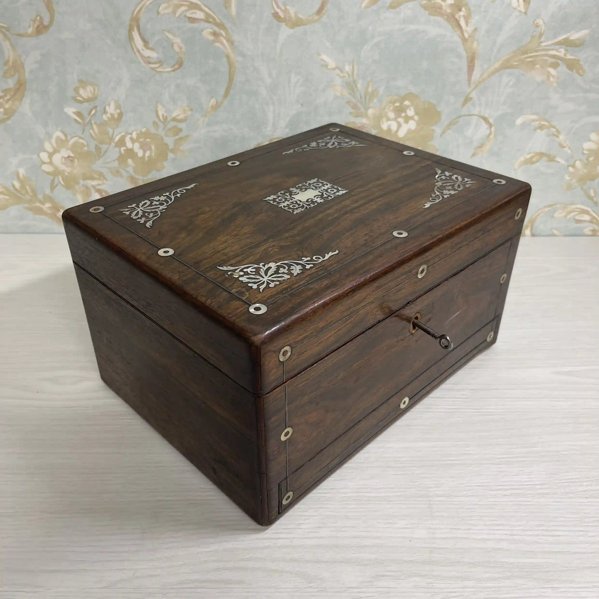 ジュエリーボックス(ドレッシングボックス) / 1880年代 / マホガニー材 / イギリス / 象嵌細工,インレイ,鍵付き,ガラス瓶付属 / [アンティーク]