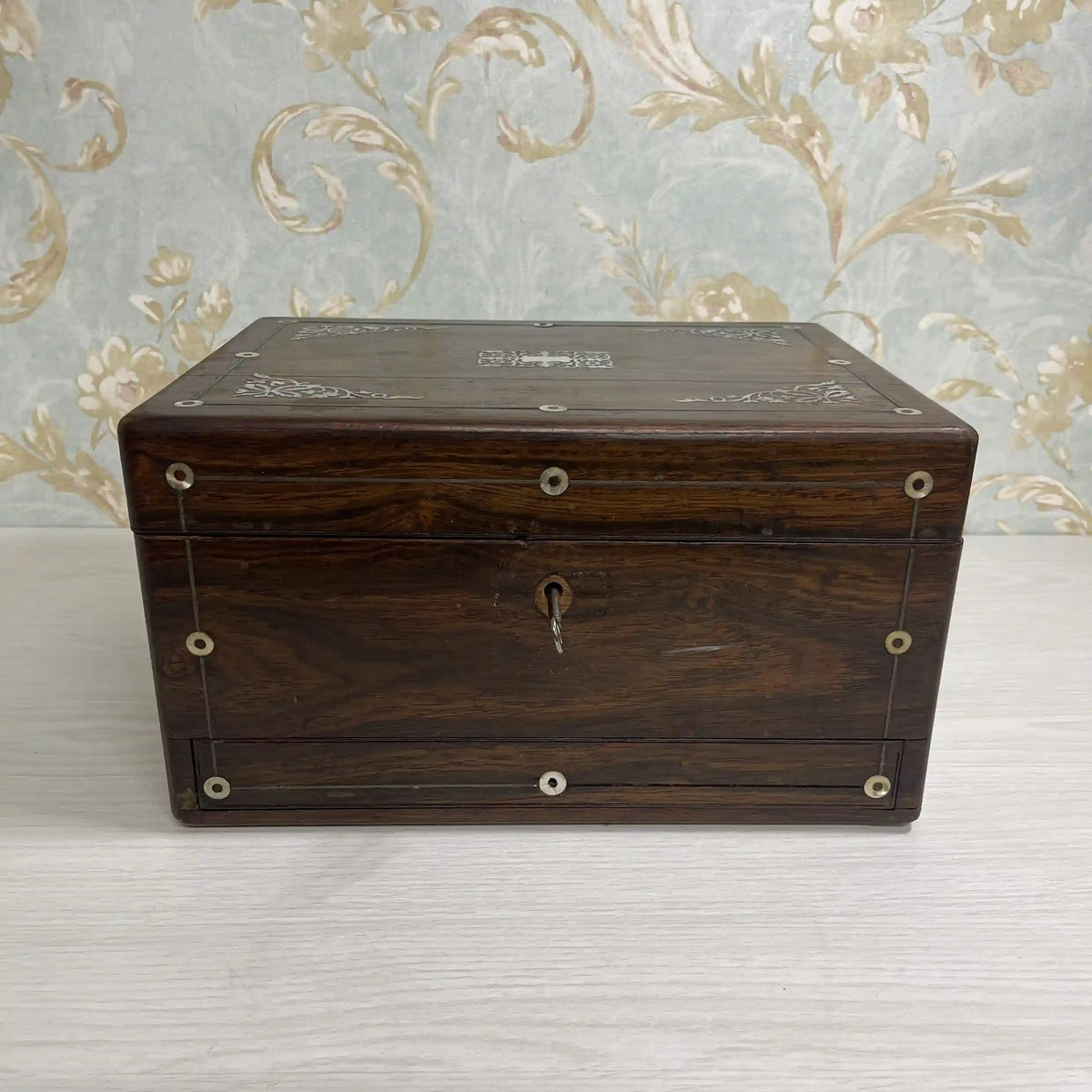 ジュエリーボックス(ドレッシングボックス) / 1880年代 / マホガニー材 / イギリス / 象嵌細工,インレイ,鍵付き,ガラス瓶付属 / [アンティーク]