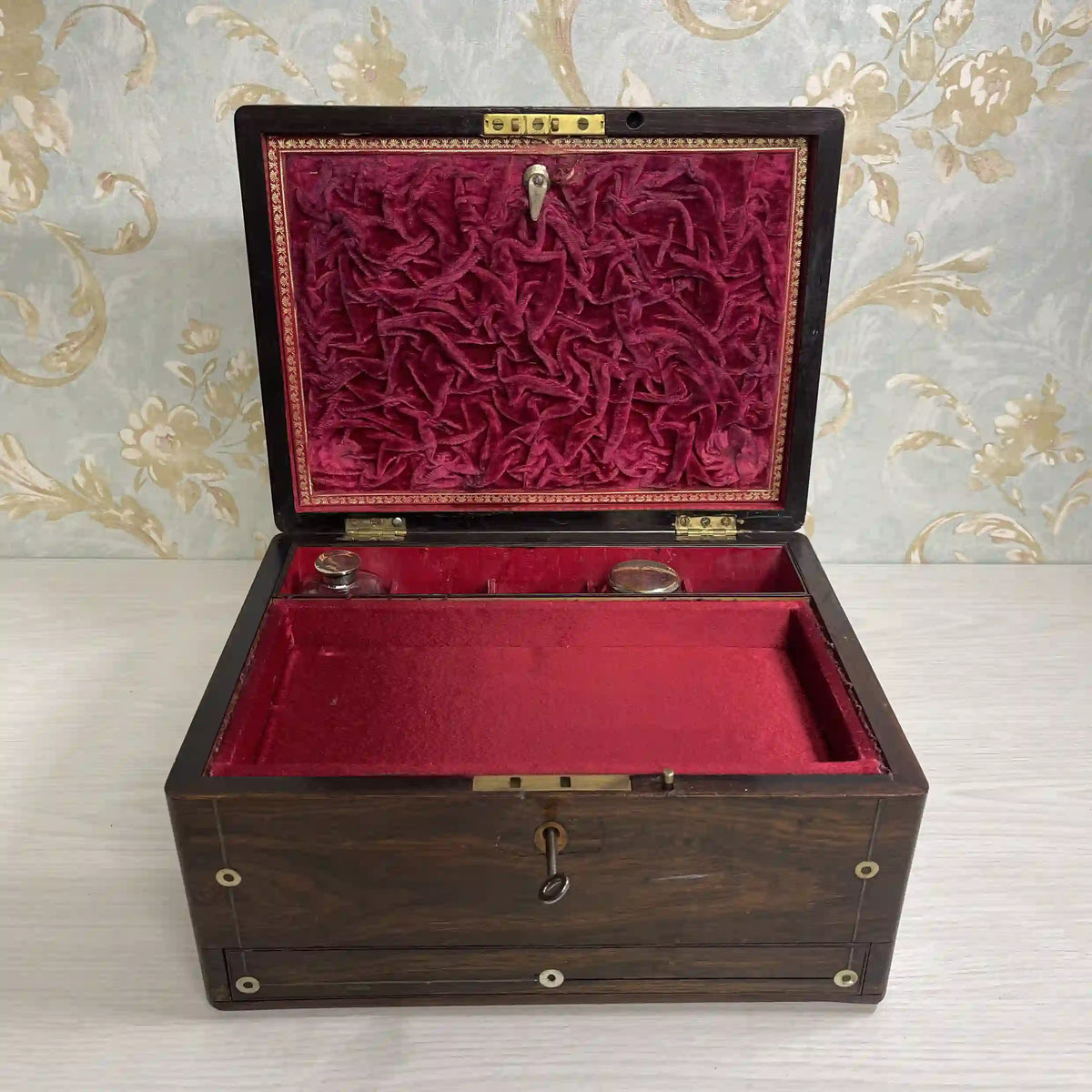 ジュエリーボックス(ドレッシングボックス) / 1880年代 / マホガニー材 / イギリス / 象嵌細工,インレイ,鍵付き,ガラス瓶付属 / [アンティーク]
