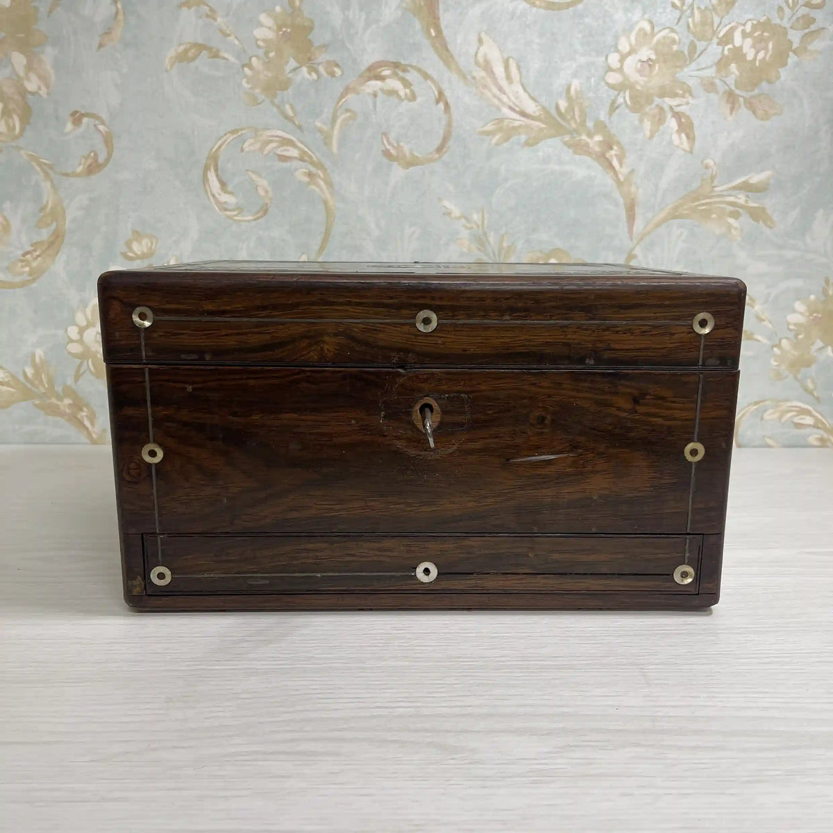 ジュエリーボックス(ドレッシングボックス) / 1880年代 / マホガニー材 / イギリス / 象嵌細工,インレイ,鍵付き,ガラス瓶付属 / [アンティーク]