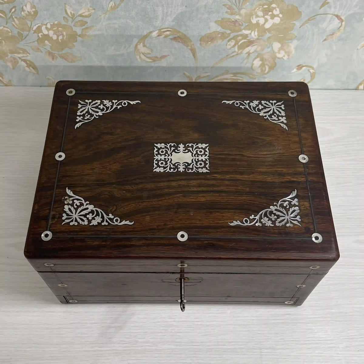ジュエリーボックス(ドレッシングボックス) / 1880年代 / マホガニー材 / イギリス / 象嵌細工,インレイ,鍵付き,ガラス瓶付属 / [アンティーク]