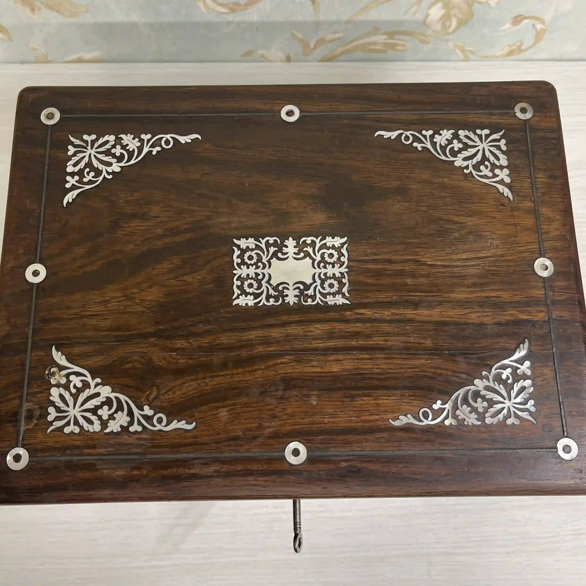 ジュエリーボックス(ドレッシングボックス) / 1880年代 / マホガニー材 / イギリス / 象嵌細工,インレイ,鍵付き,ガラス瓶付属 / [アンティーク]