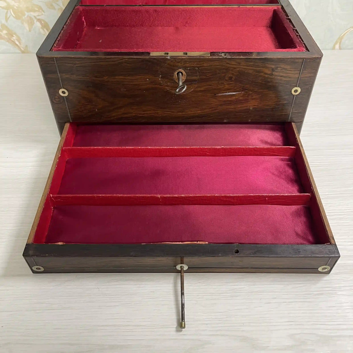 ジュエリーボックス(ドレッシングボックス) / 1880年代 / マホガニー材 / イギリス / 象嵌細工,インレイ,鍵付き,ガラス瓶付属 / [アンティーク]