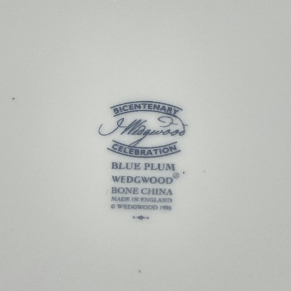 Wedgwood(ウェッジウッド) / トリオ(カップ&ソーサー＋デザートプレート) / BLUE PLUM(ブループラム) / 1995年 / ボーンチャイナ / イギリス / 限定ロゴ,アンティーク食器,ヴィンテージカップ,ティーセット,2客,廃盤 / [リユース]