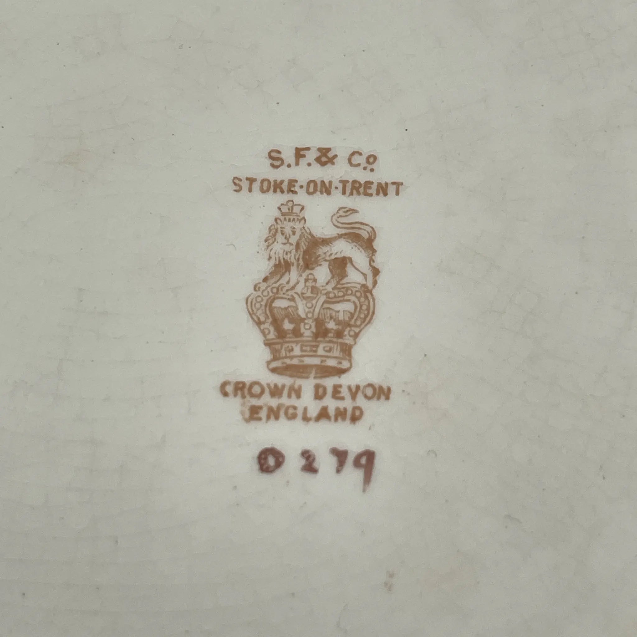【アンティーク】 ディナープレート (メイン皿) / Crown Devon (クラウンデボン) / 1910年代 / 陶器 / イギリス / 銅板転写, 手彩色 金彩