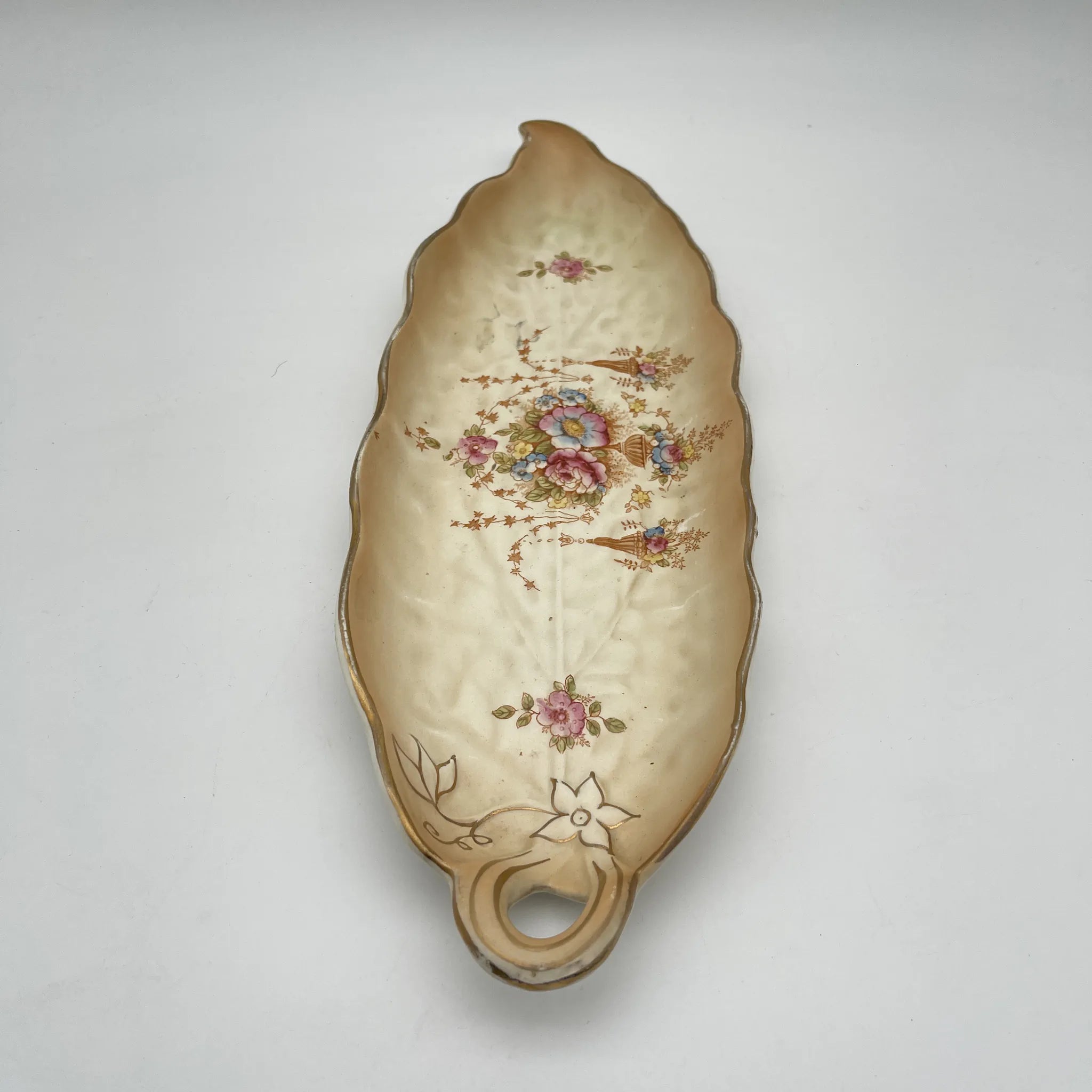 【アンティーク】 リーフ型サービングプレート (大皿) / Crown Devon (クラウンデボン) / Spring / 1910-1920年代 / 陶器 / イギリス / 銅板転写, 手彩色 金彩